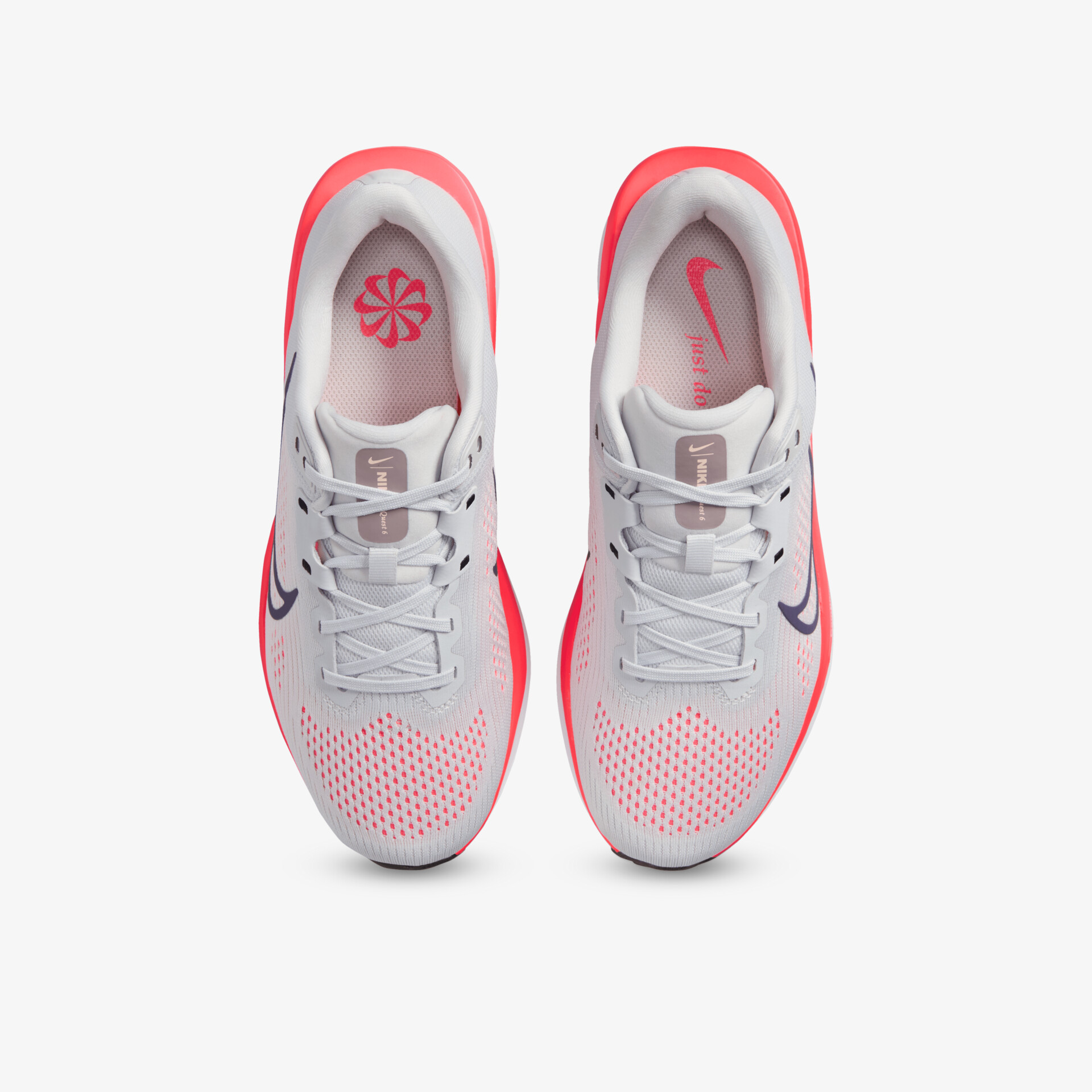 Leichter Sportschuh in Weiß und Pink mit atmungsaktivem Mesh und flexibler Sohle, Draufsicht auf das Paar