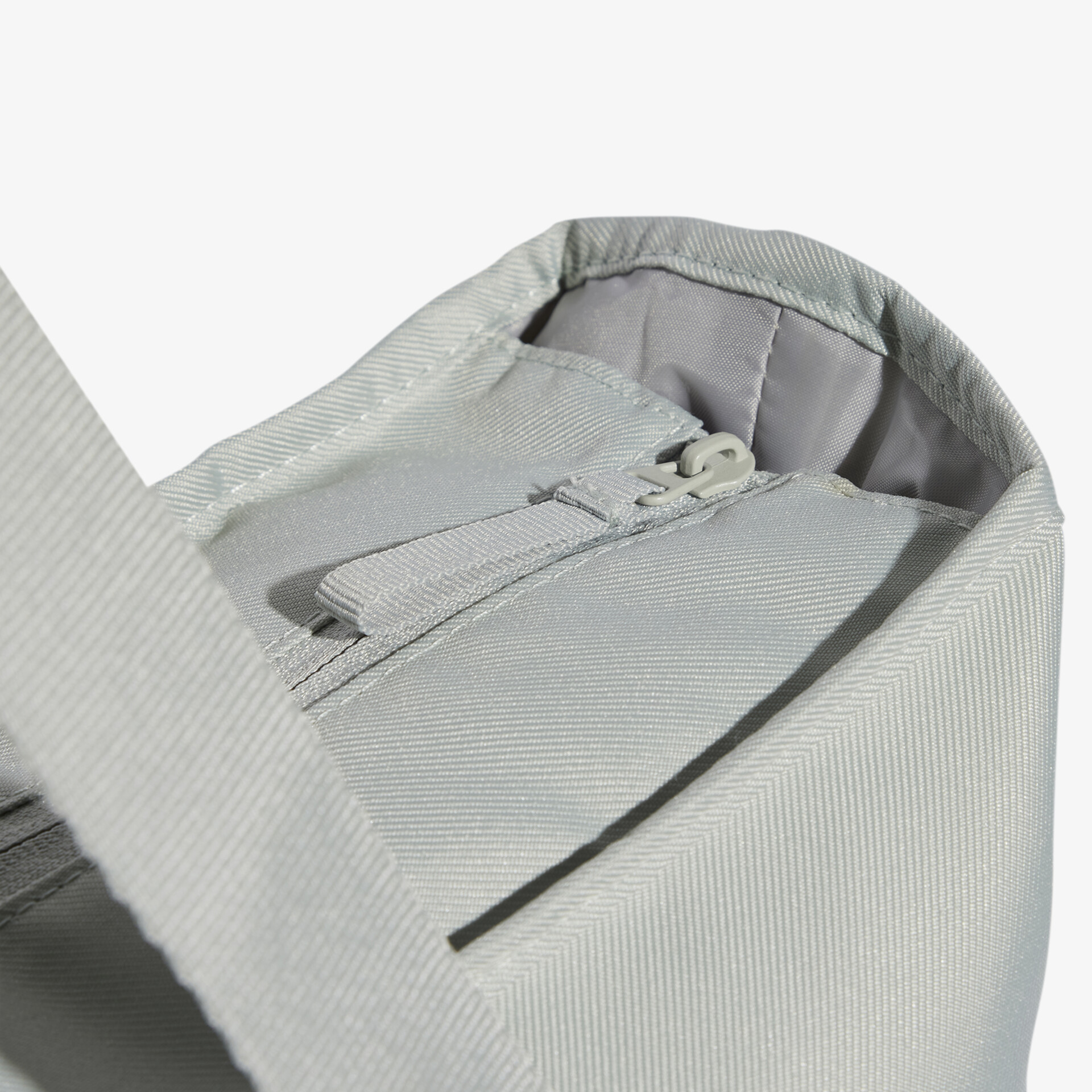 Detailaufnahme eines robusten grauen Reißverschlusses mit langlebigem Material und präziser Verarbeitung