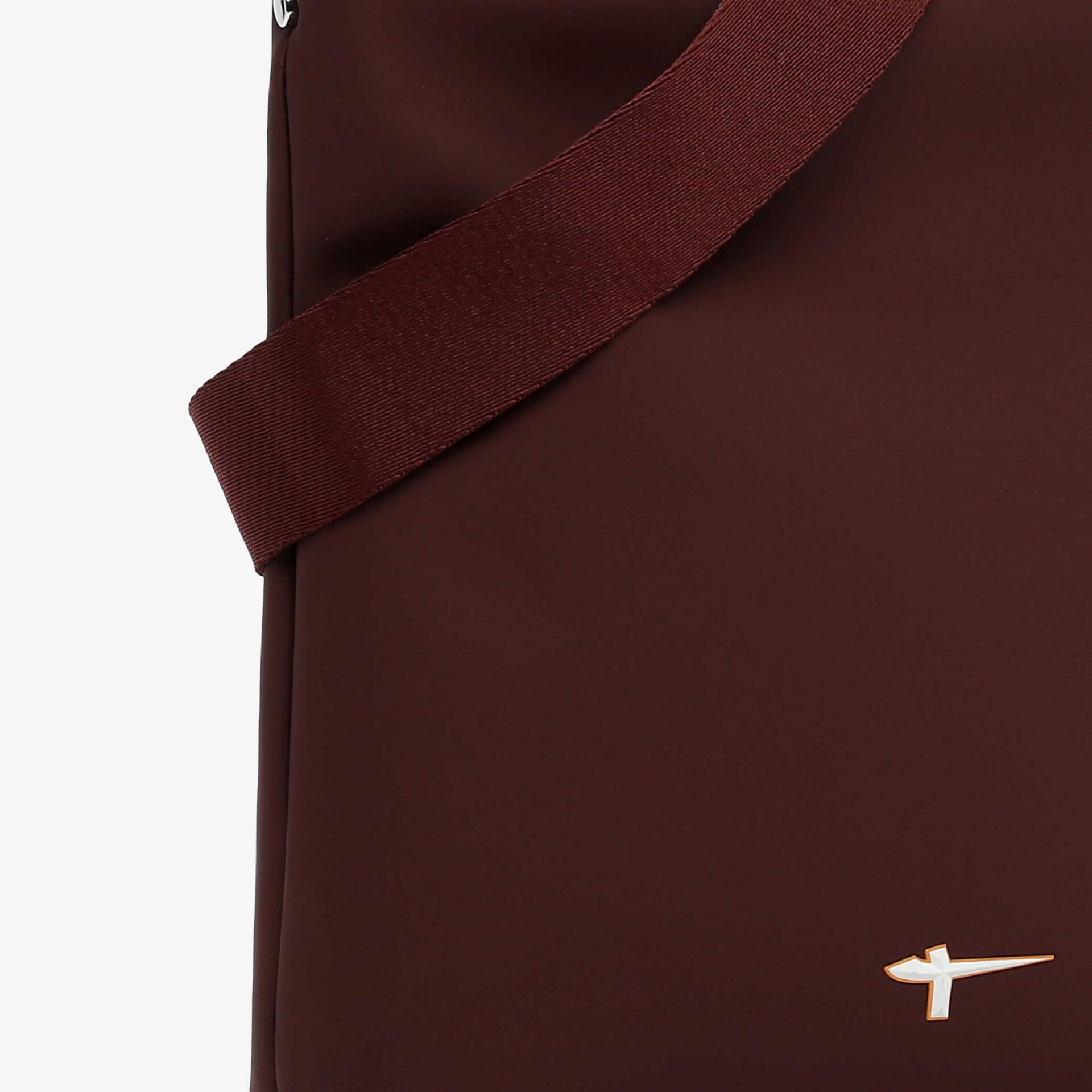 Moderne braune Tasche mit stabilem Riemen und edlem minimalistischen Design nah aufgenommen