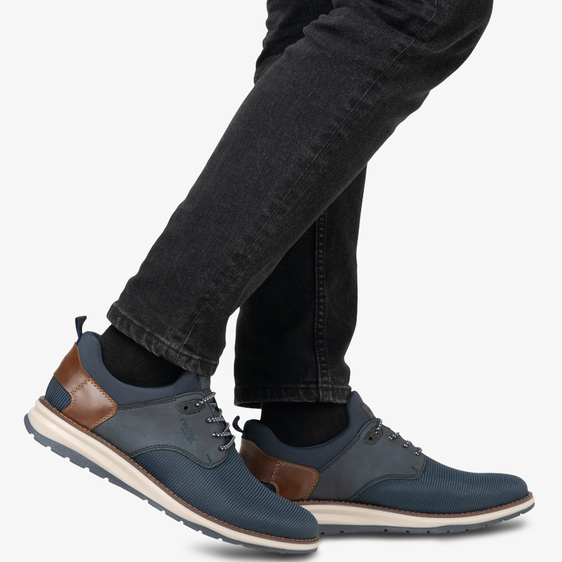 Moderne, komfortable Schnürschuhe mit hochwertiger Verarbeitung und flexibler Laufsohle, getragen am Fuß