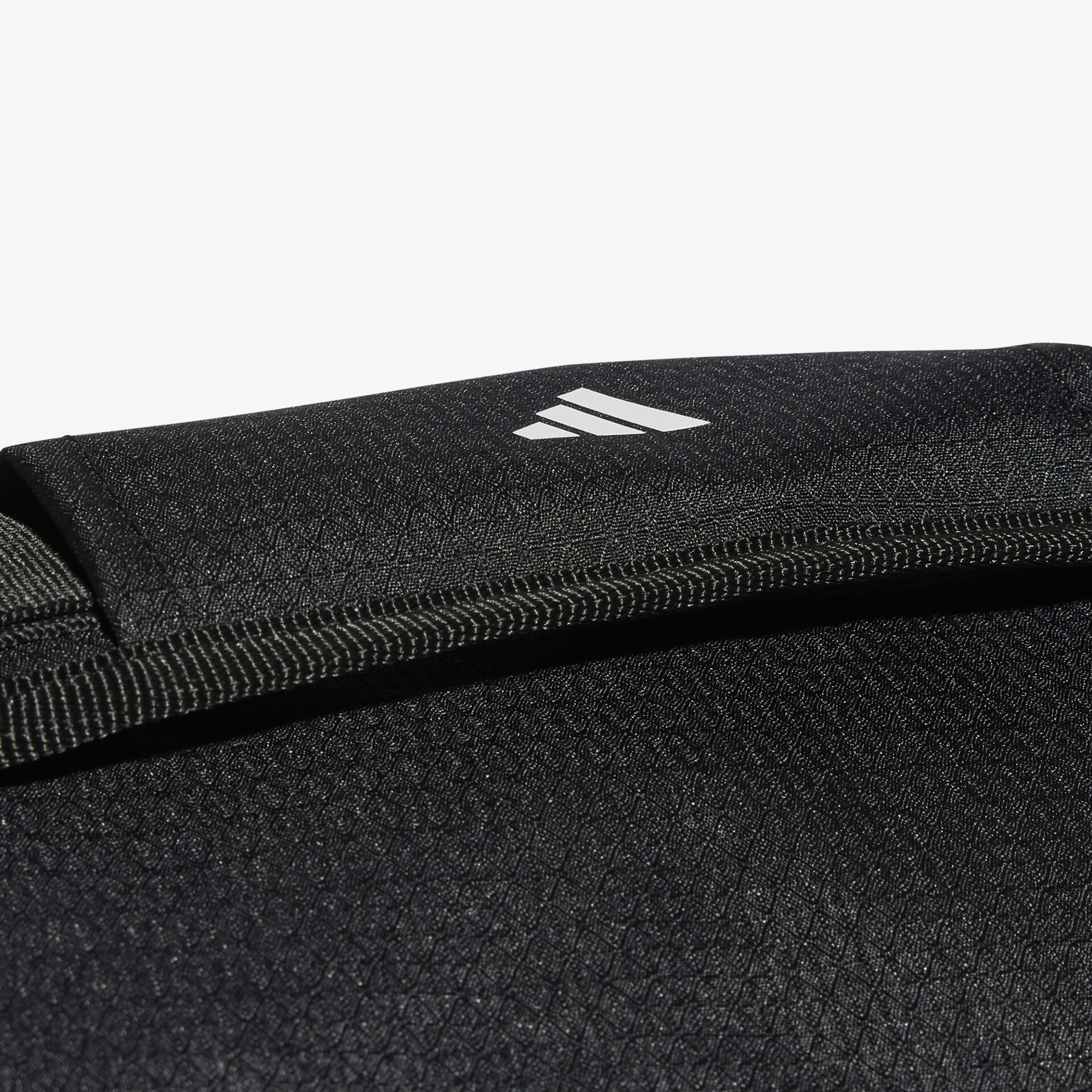 Schwarzer robuster Reißverschluss und sportliches Logo auf kompakter Sporttasche aus hochwertigem Material