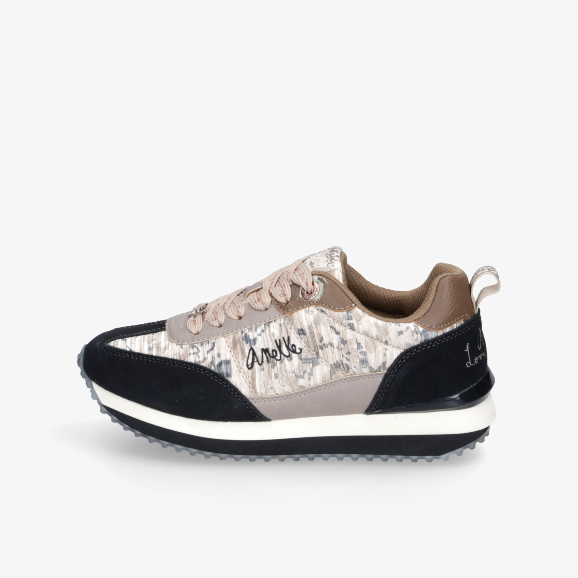 Sportlicher, bequemer Sneaker mit leicht profilierter Sohle und modischem, atmungsaktivem Obermaterial seitlich gezeigt