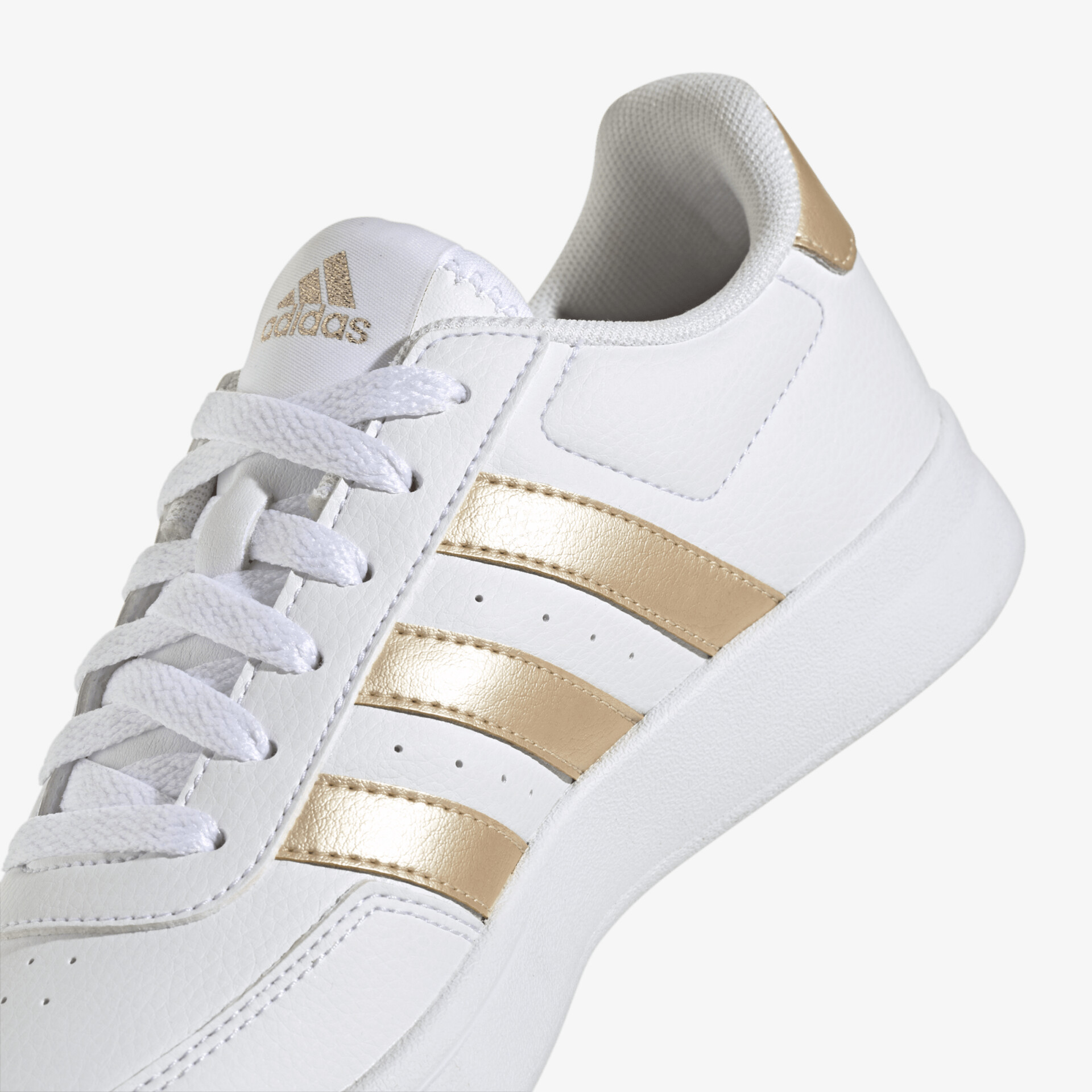 Weißer Sneaker mit goldenen Streifen, sportlich-elegant und modisch für vielseitige Looks.