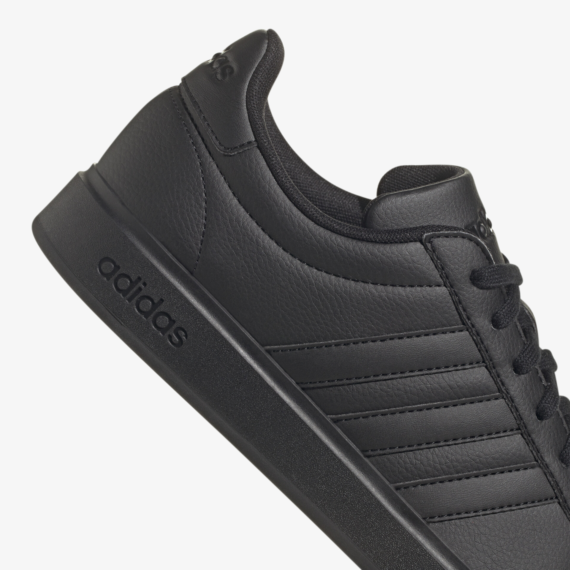 Klassischer schwarzer Adidas Sneaker mit minimalistischer Lederoptik und hohem Tragekomfort.