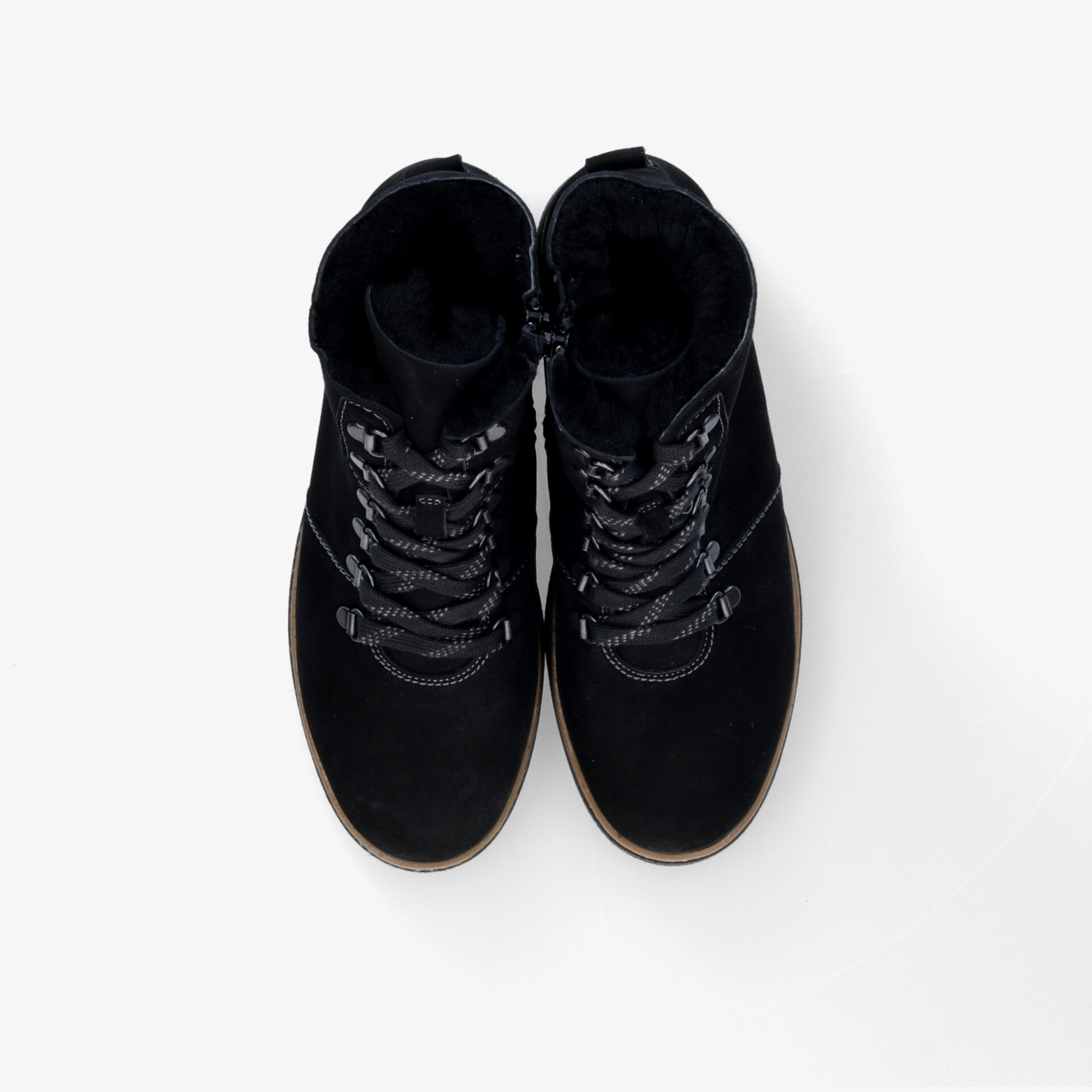 Robuste schwarze Wanderschuhe mit gepolsterter Innenseite und rutschfester Sohle, Paaransicht von oben