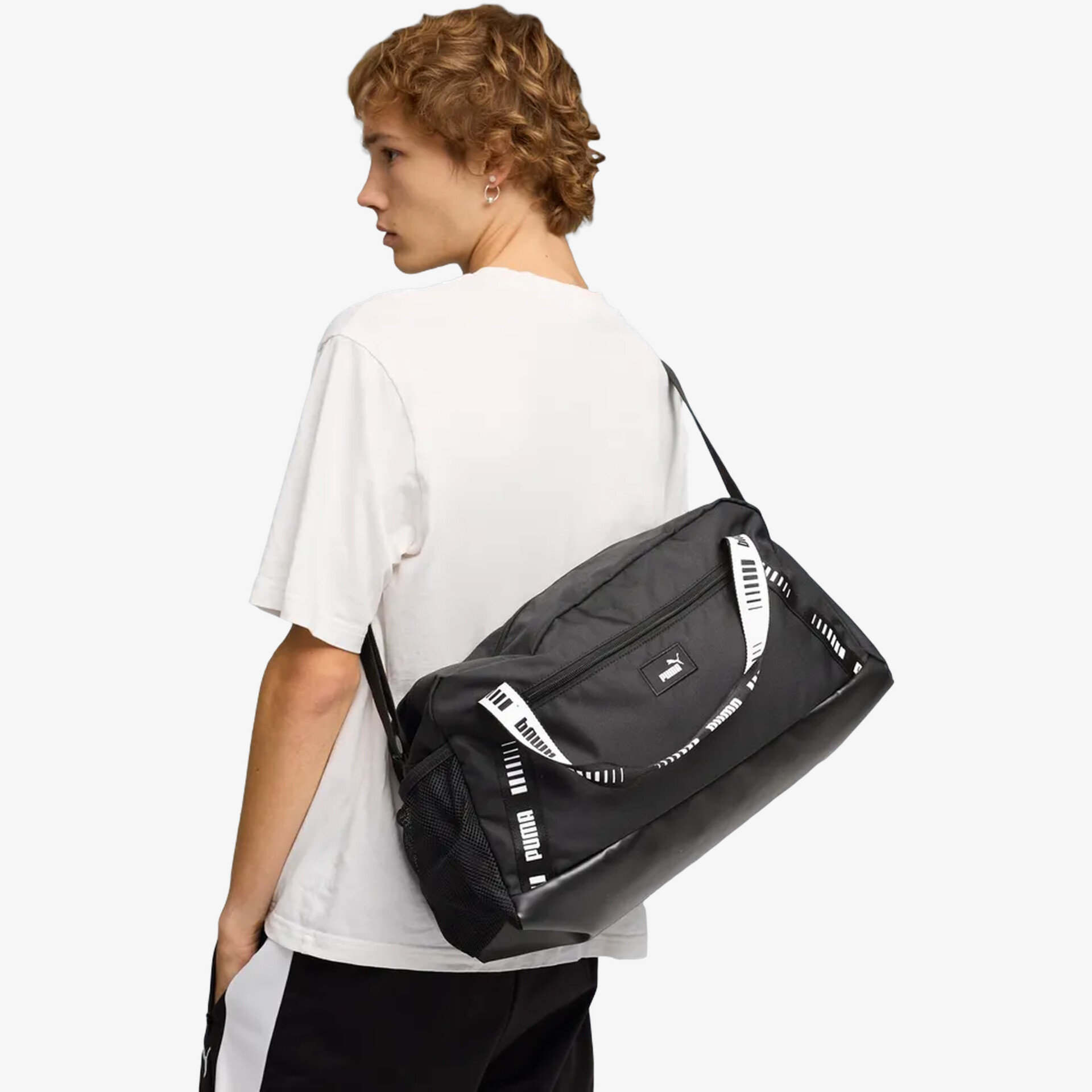 Schwarze Sporttasche mit verstellbarem Riemen, großem Fassungsvermögen und robustem Material, am Rücken getragen