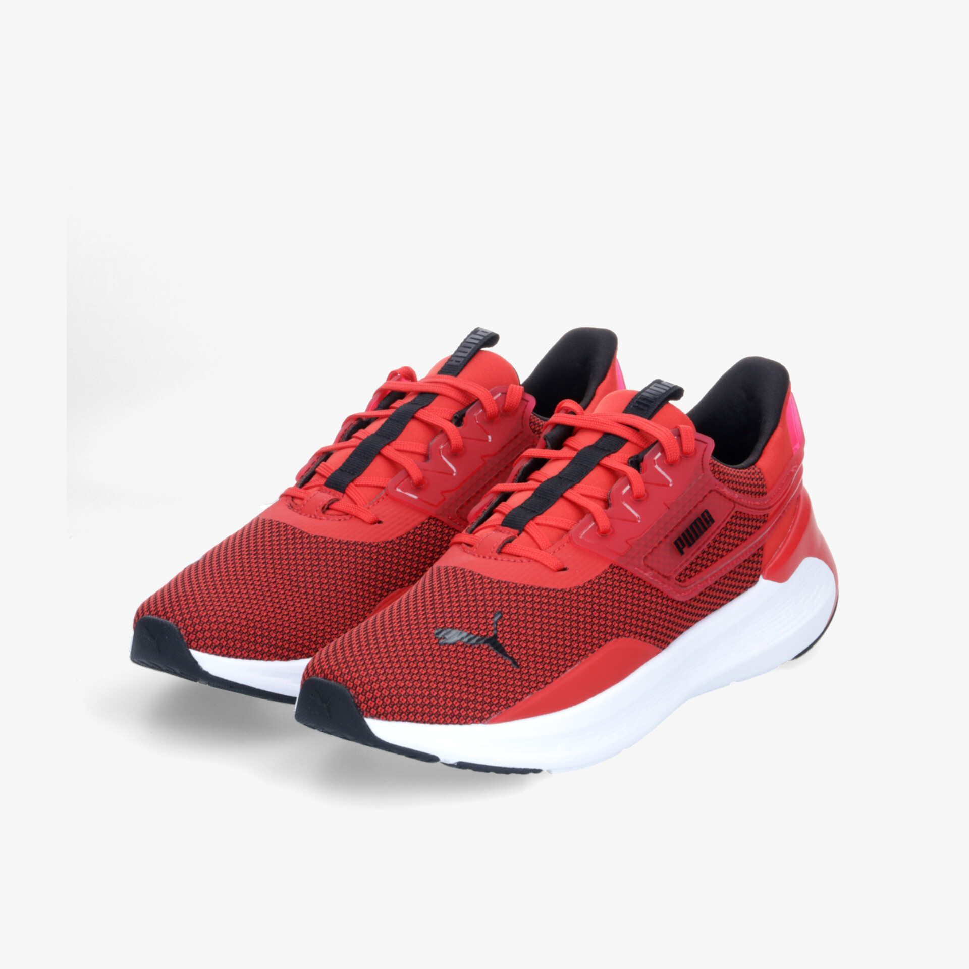 Rote sportliche Sneaker im Paar mit atmungsaktivem Material und gepolsterter Sohle für optimalen Tragekomfort