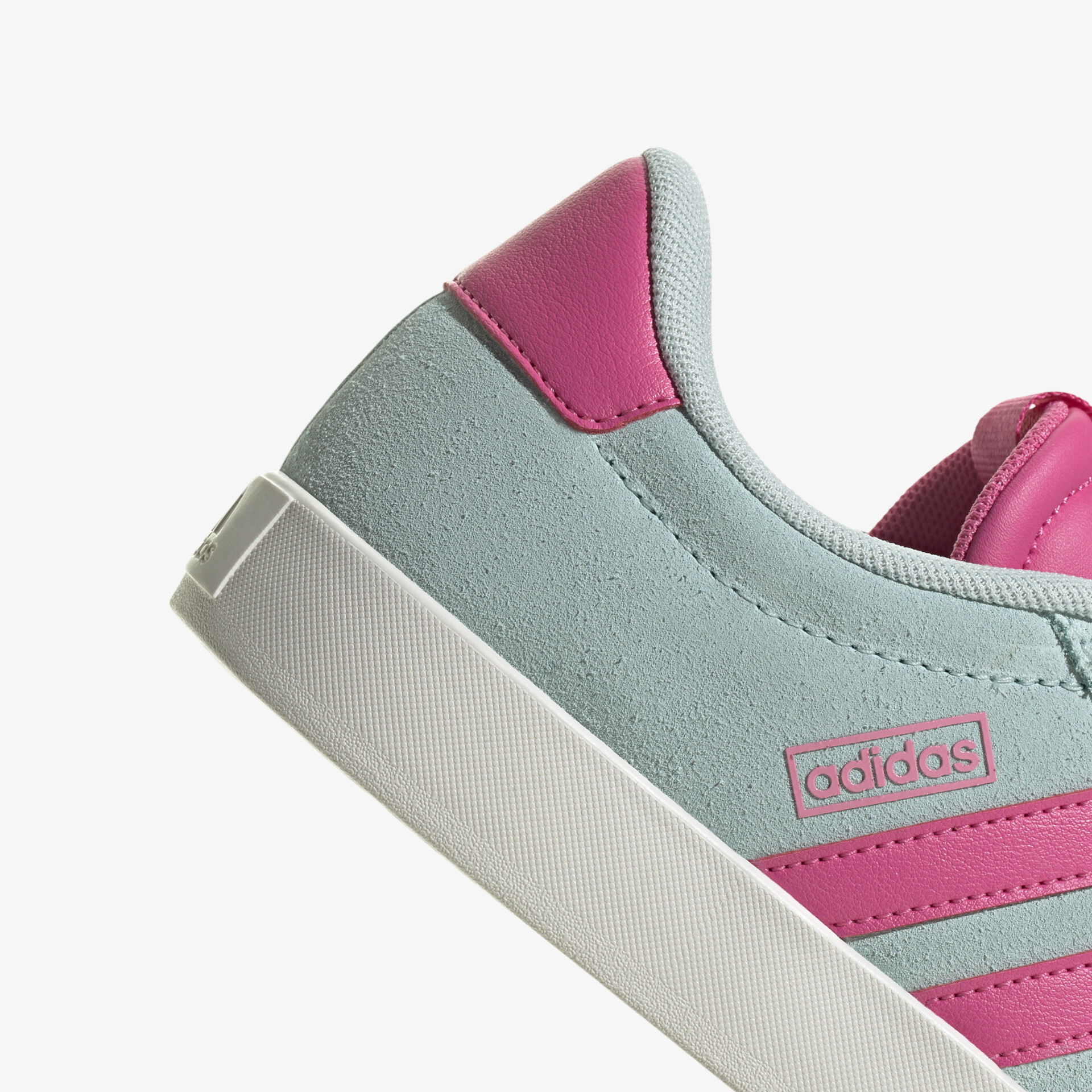 Seitliche Ansicht eines Adidas Schuhs mit gepolstertem Schaft und auffälligem pinkem Detail an Ferse und Branding