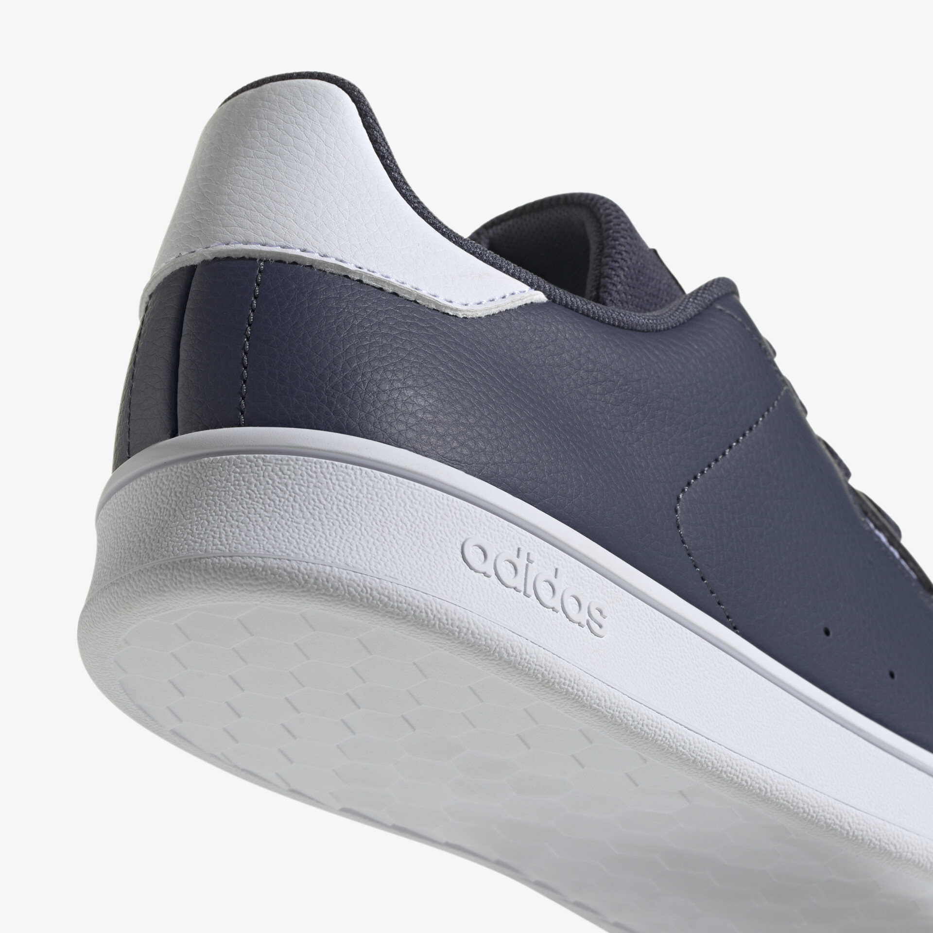 Stilvoller Sneaker in Lederoptik mit rutschfester Sohle und modernem Design.
