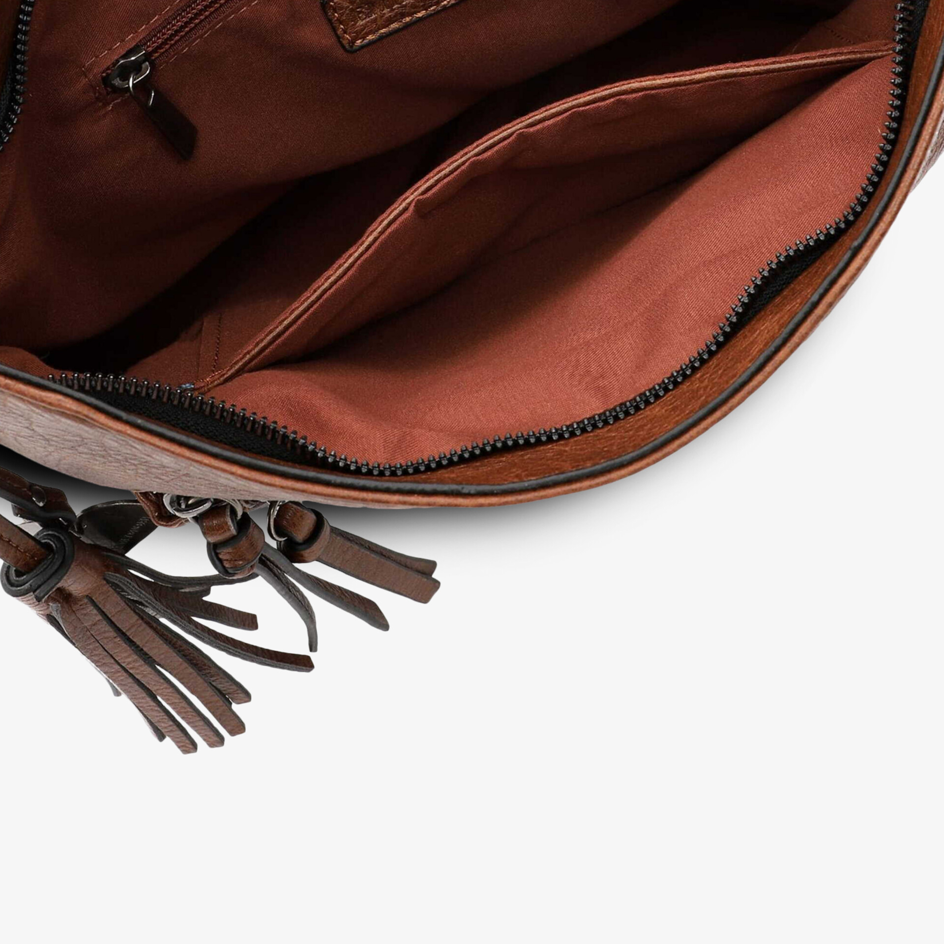 Detailaufnahme des braunen Innenraums einer Tasche mit Reißverschluss und mehreren Fächern