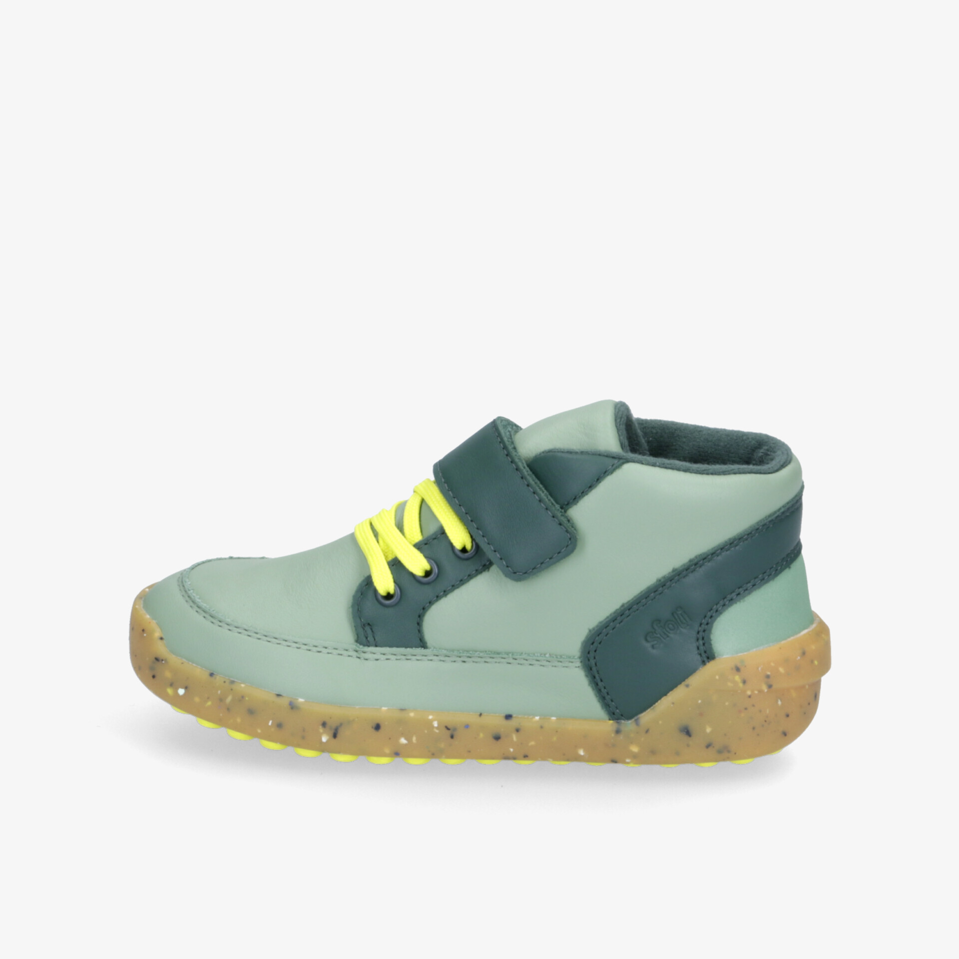 Moderner Sneaker mit Klettverschluss in Grün und Gelb, seitliches Design, robustes Sohlenprofil.