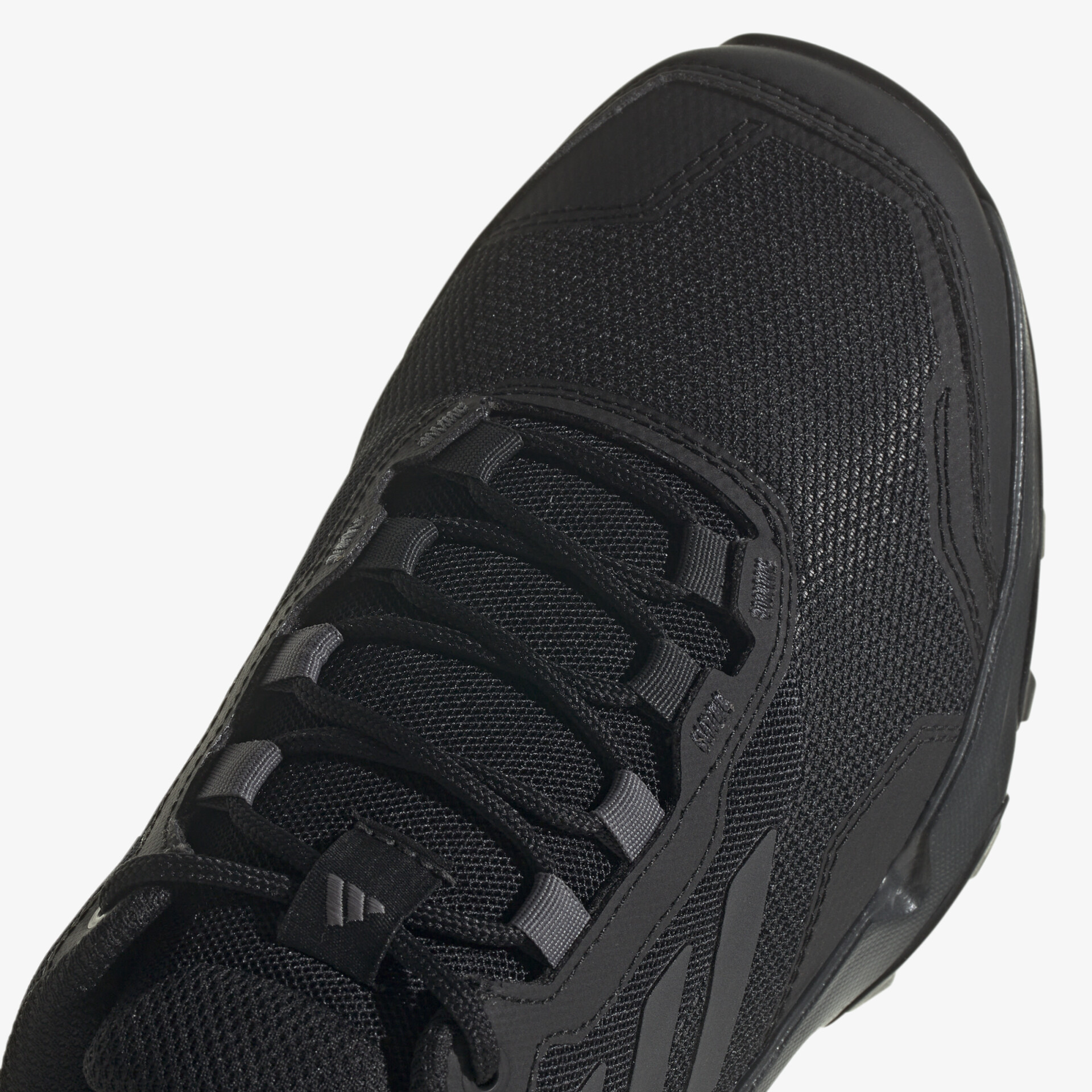 Moderner schwarzer Sneaker mit verstärkter Spitze und stabiler Schnürung für optimalen Komfort.