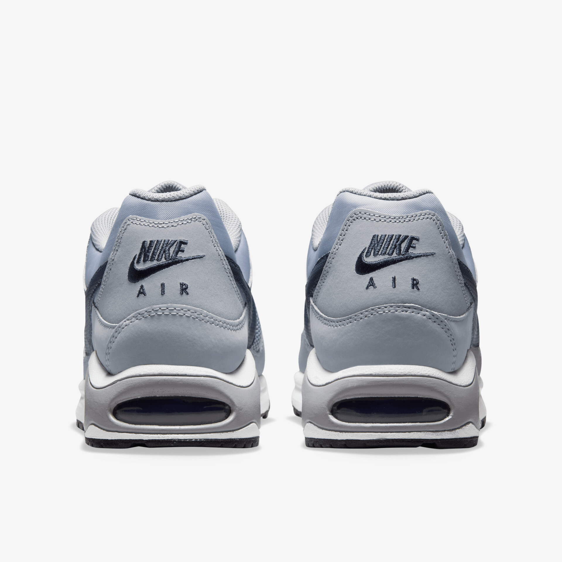 Rückansicht eines graublauen Nike Air Sportschuhs mit sichtbarer Luftdämpfung und stabilem Fersenbereich