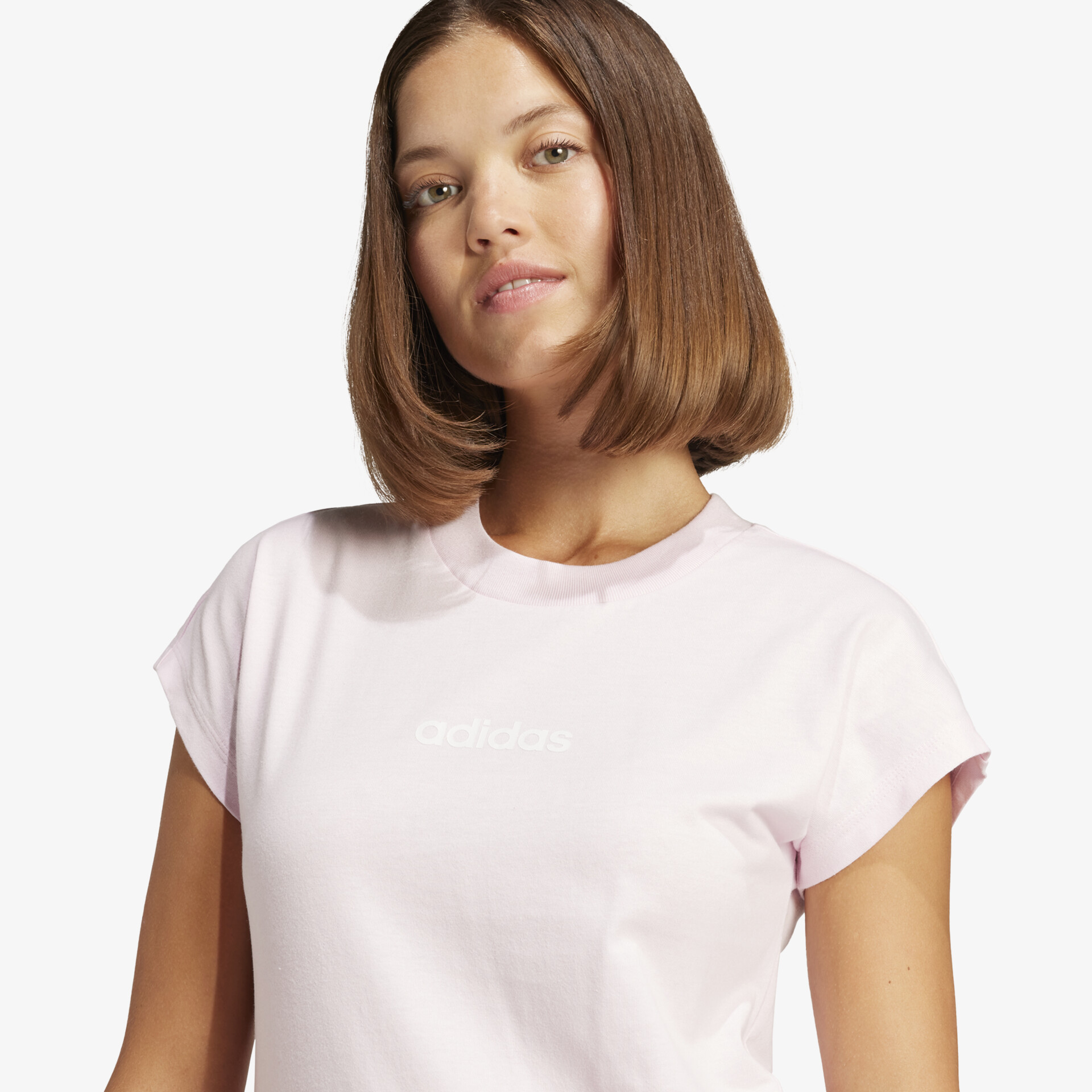 Weißes T-Shirt mit Kurzarm, rundem Hals, bequeme und moderne Passform, getragen am Oberkörper