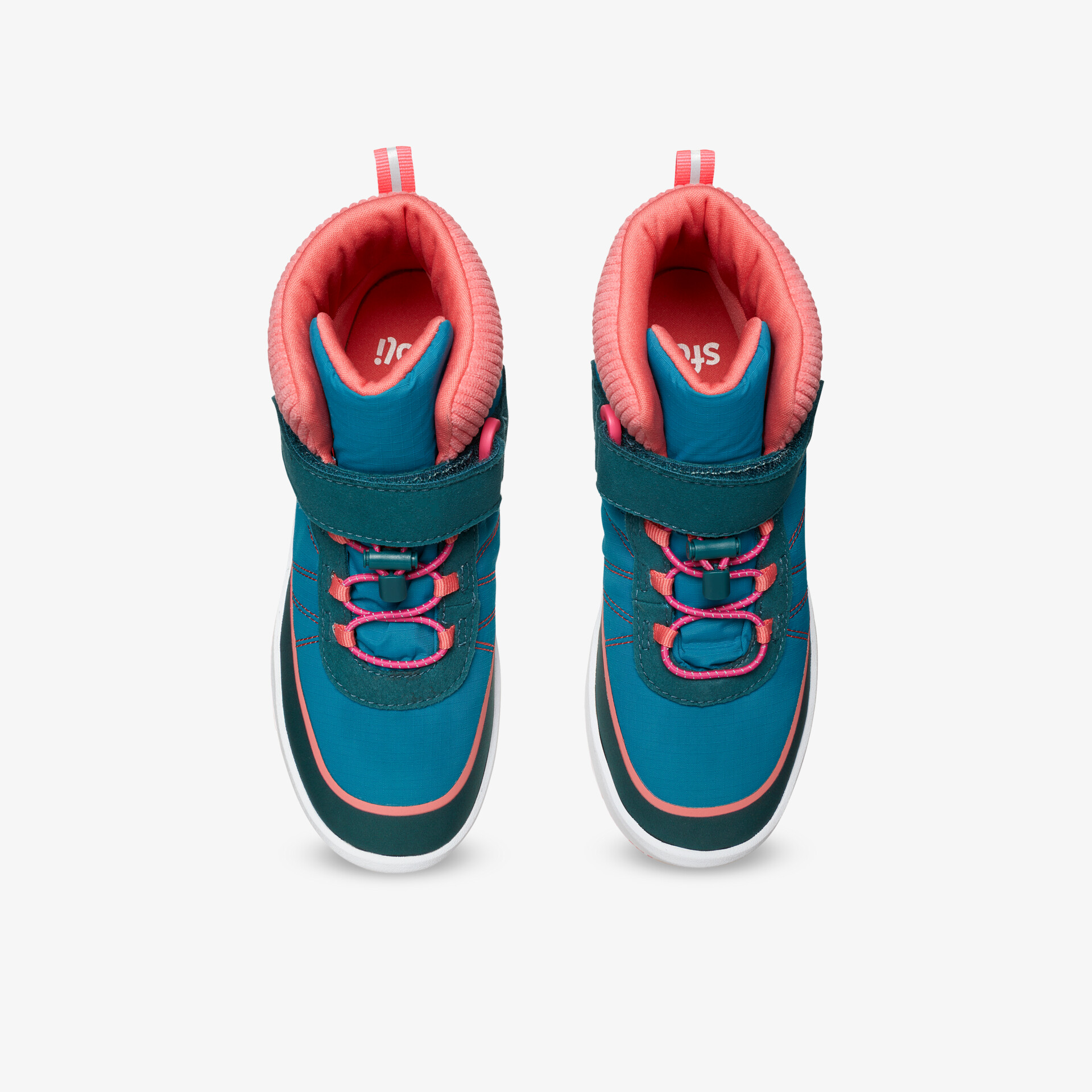 Moderne farbenfrohe Sneaker mit gepolstertem Schaft und praktischem Schnellschnürsystem von oben betrachtet.