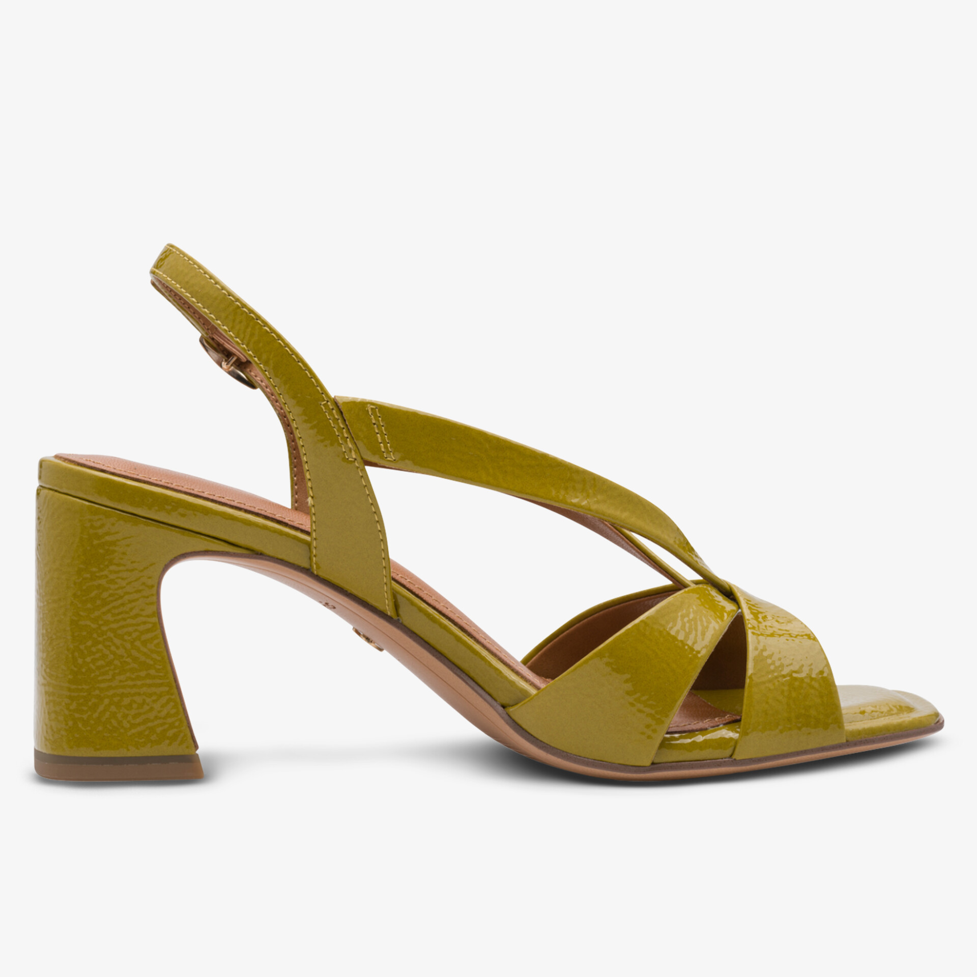 Elegante Sandalette mit breiten Riemen und bequemen Blockabsatz in modischem Design, ideal für sommerliche Outfits