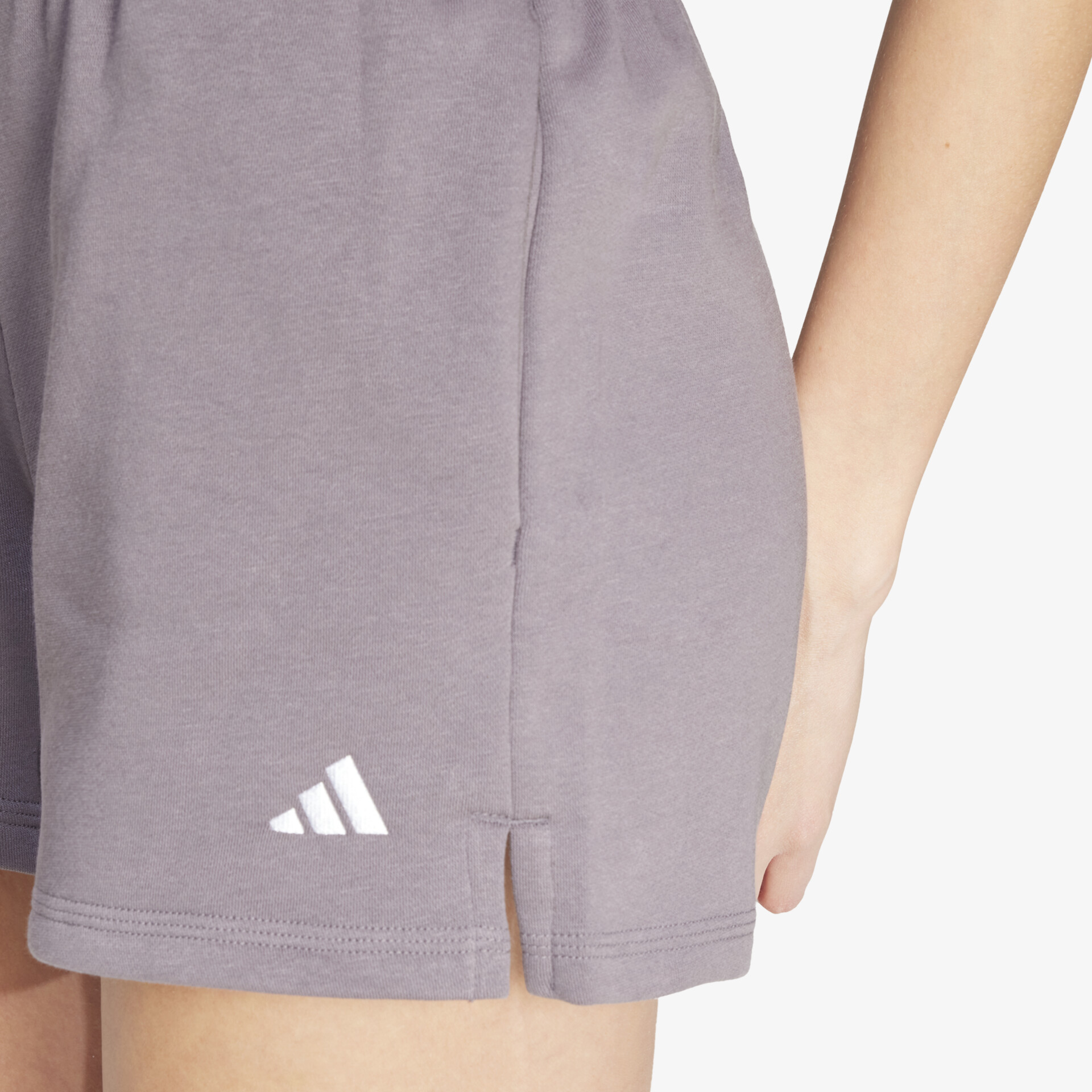 Detailaufnahme eines lässigen Shorts-Saums mit Adidas Logo aus weichem, elastischem Material