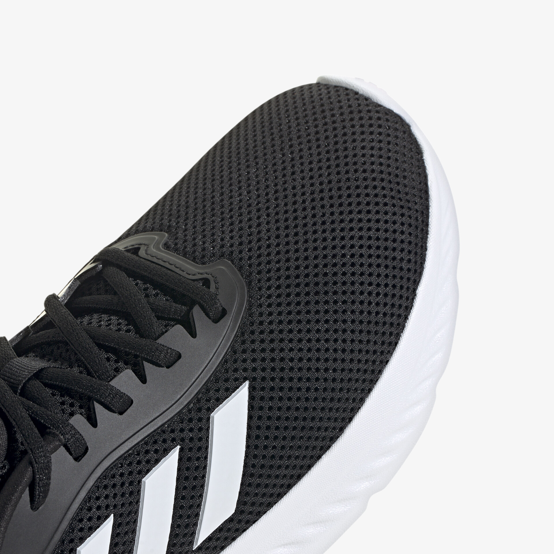 Detailansicht schwarzer Sportschuh mit weißer Sohle und atmungsaktivem Mesh-Material
