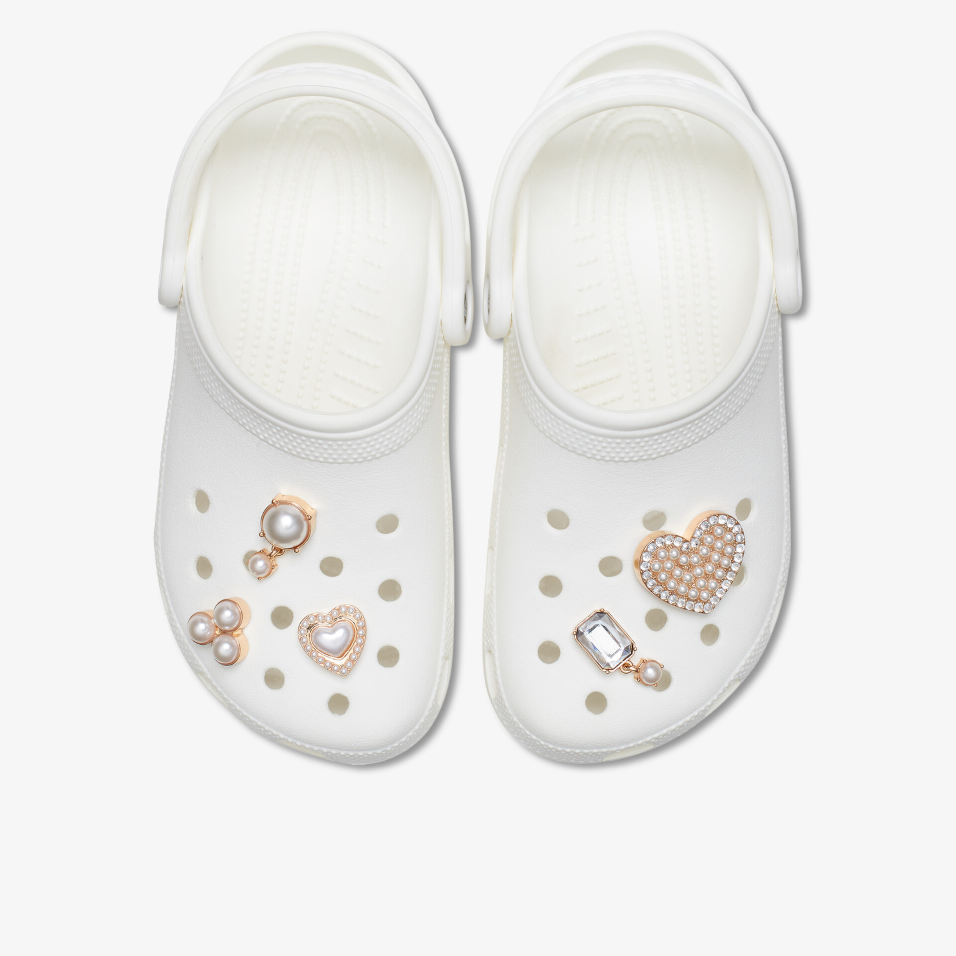 Bequeme weiße Clogs mit dekorativen Schmuckverzierungen, ideal für Freizeit und Garten.