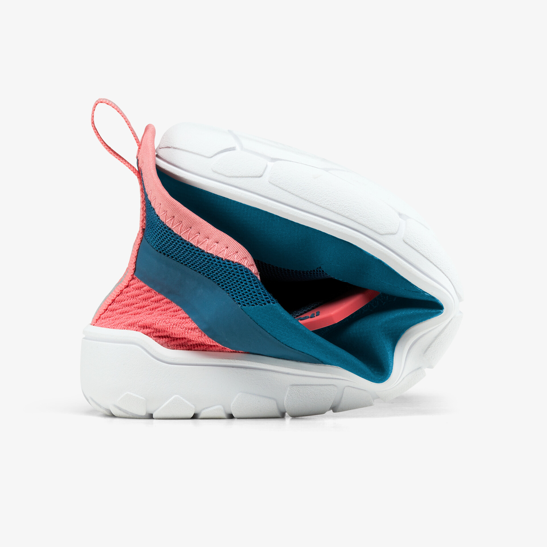 Flexibler, biegsamer Sportschuh in Weiß mit Pink und Blau, trägt zur hohen Bewegungsfreiheit und Komfort bei