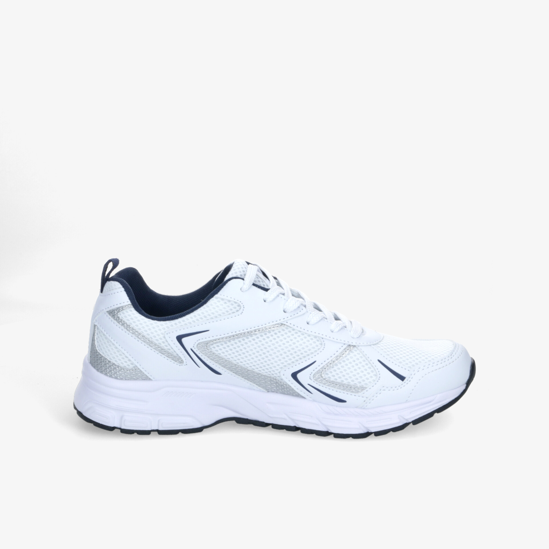 Weißer, sportlich designter Laufschuh mit atmungsaktivem Material und stabiler, rutschfester Sohle seitlich dargestellt