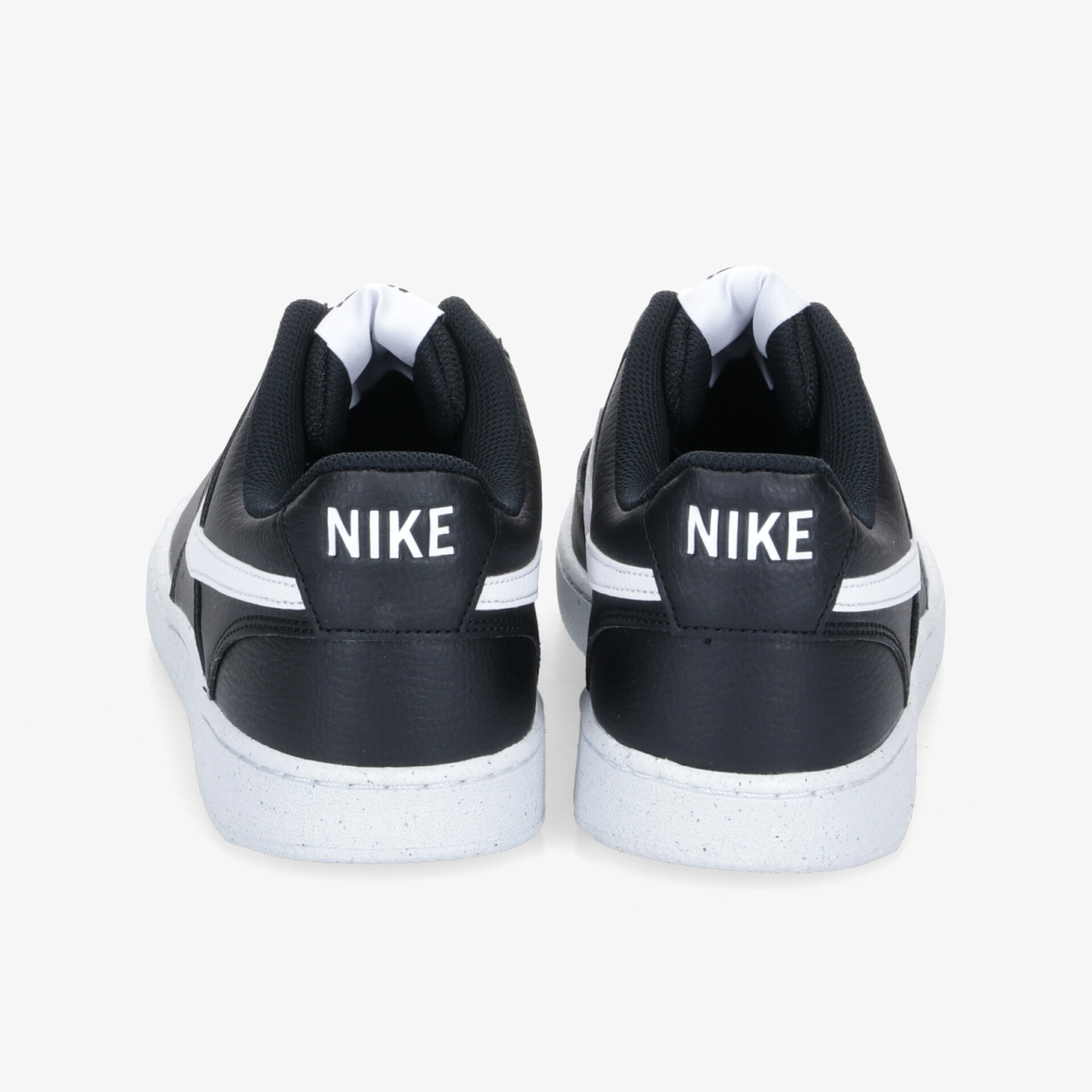 Rückansicht der stilvollen schwarz-weißen Nike Sneakers mit ikonischem Logo auf der Ferse.