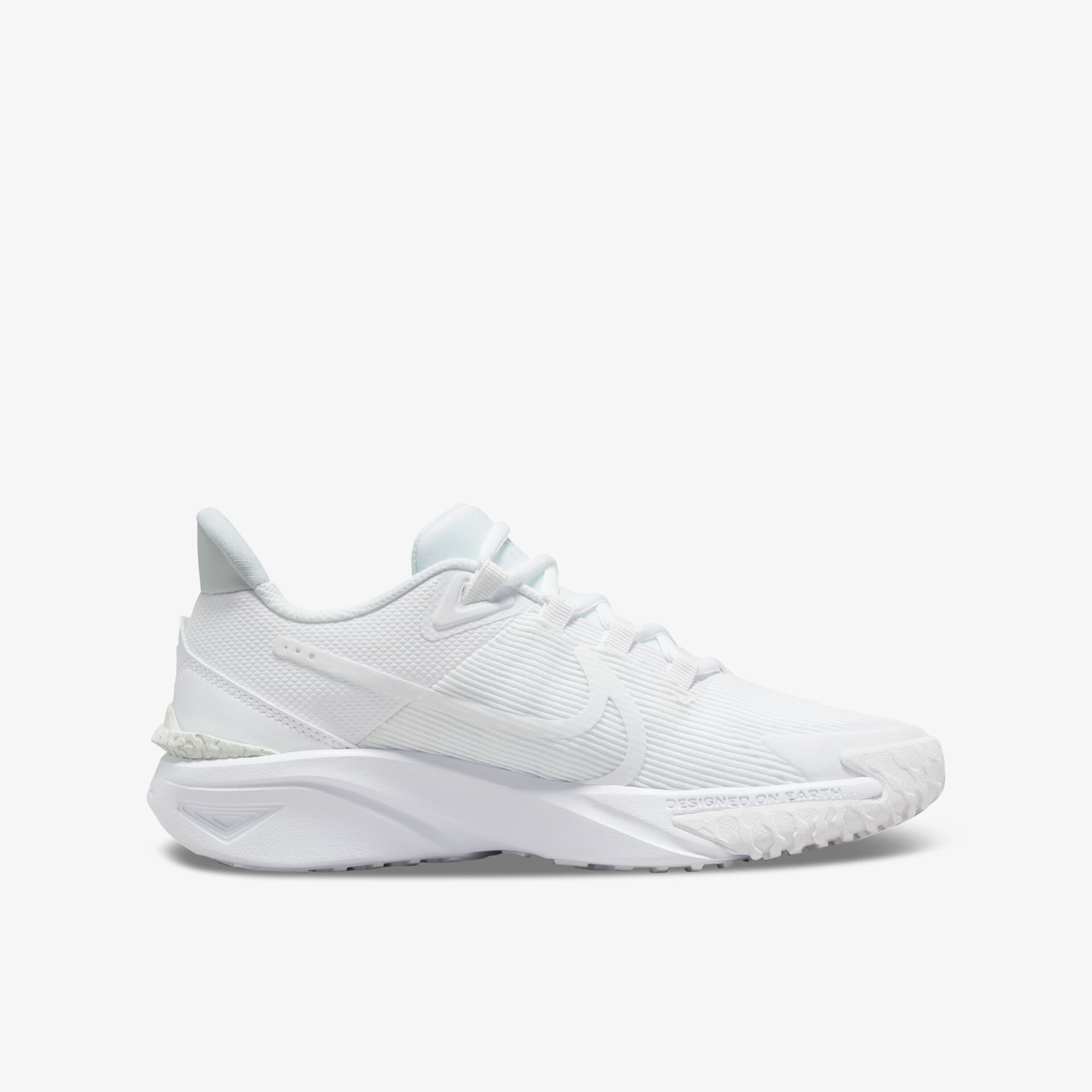 Moderner weißer Sneaker mit atmungsaktivem Design und rutschfester Sohle für maximalen Komfort und Vielseitigkeit.