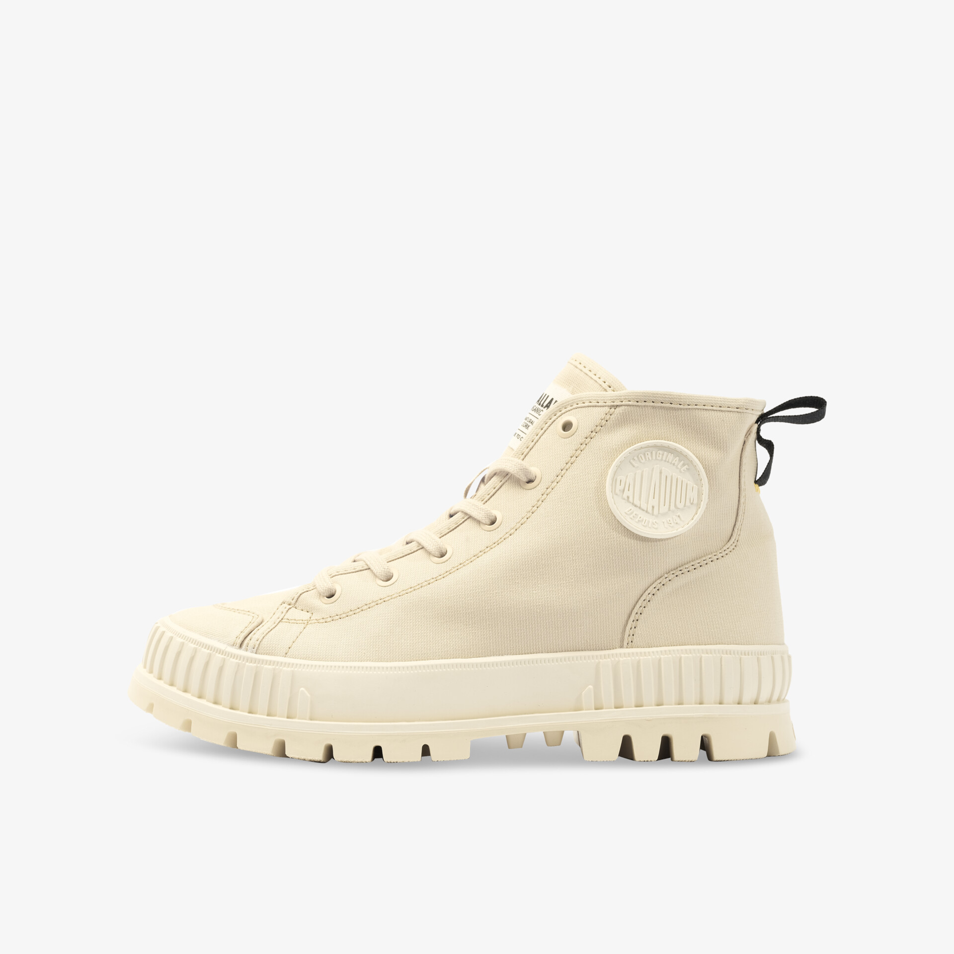 Stylischer cremefarbener High-Top-Sneaker mit robuster Sohle und seitlichem Logopatch für urbanen Look.