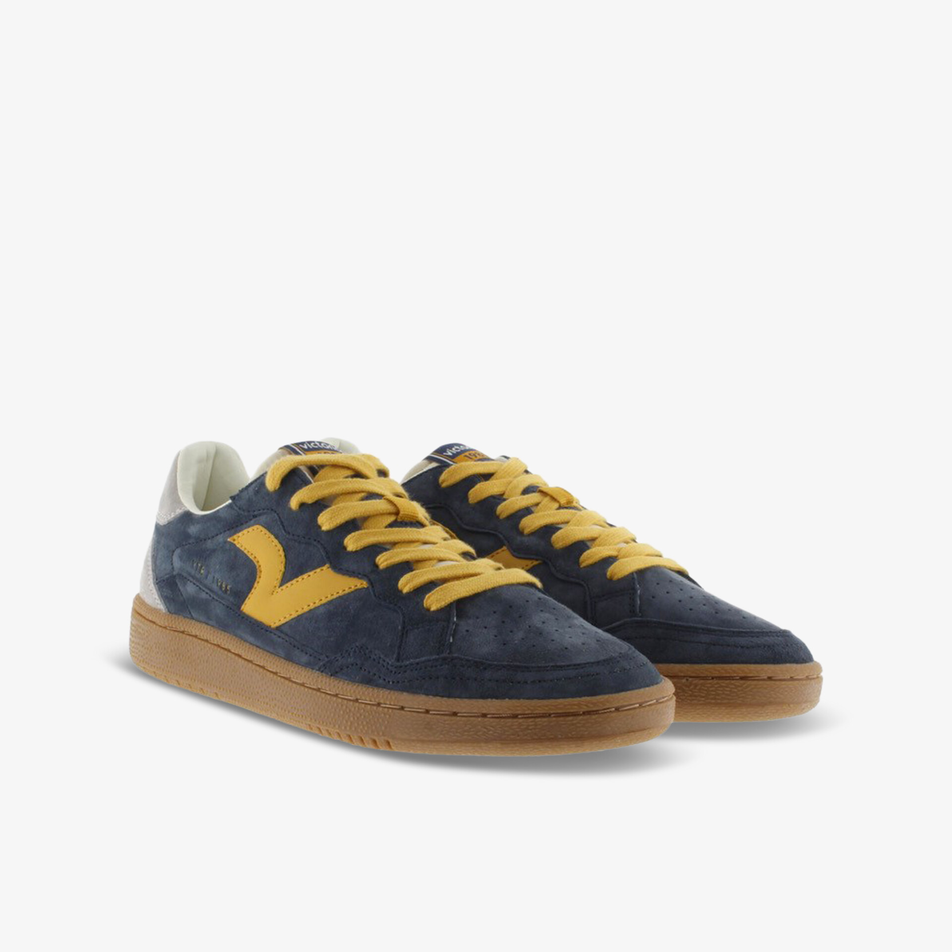 Stylische dunkelblaue Sneaker mit auffälligen gelben Schnürsenkeln und robuster brauner Sohle, bequem und sportlich