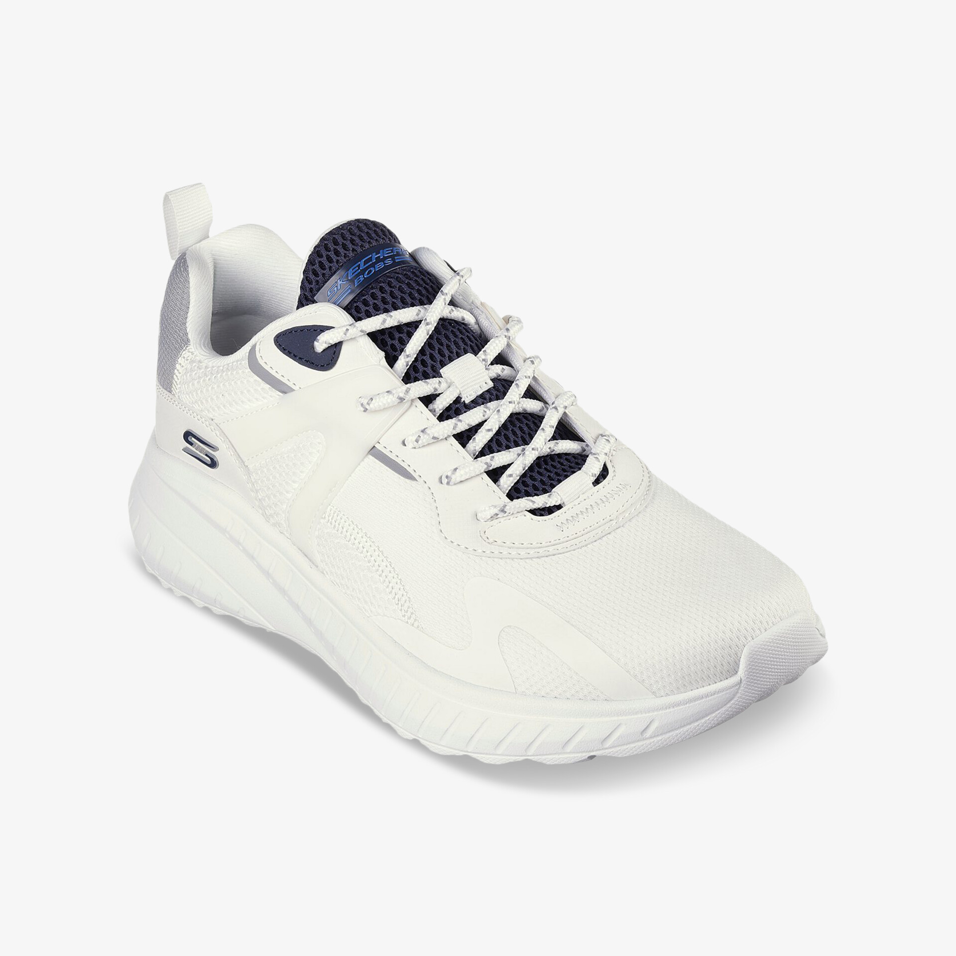 Weißer leichter Sportschuh mit blauen Details und gepolsterter Zunge, atmungsaktiv und rutschfest, schräg vorne fotografiert