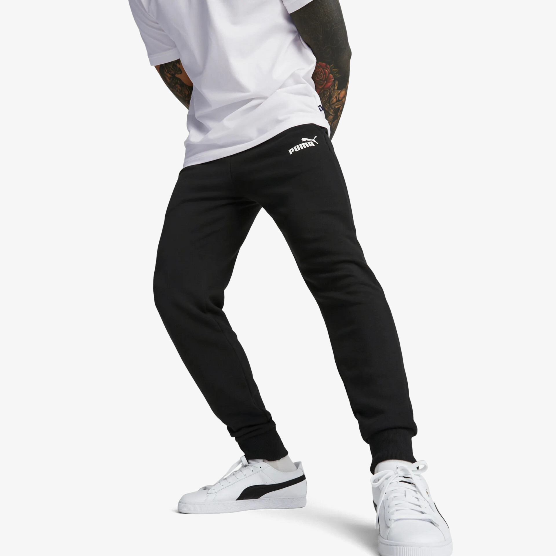 Schwarze sportliche Hose mit weißer Sneaker-Kombination, bequem und modisch getragen