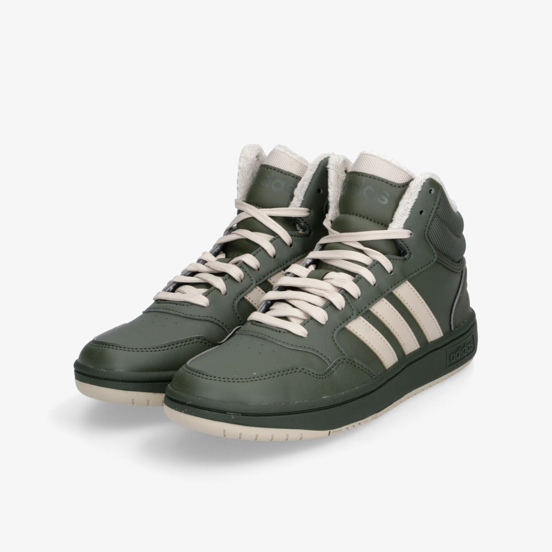 Grüne hohe Sneaker mit weißer Schnürung und Akzenten in 3/4 Ansicht, robust und komfortabel