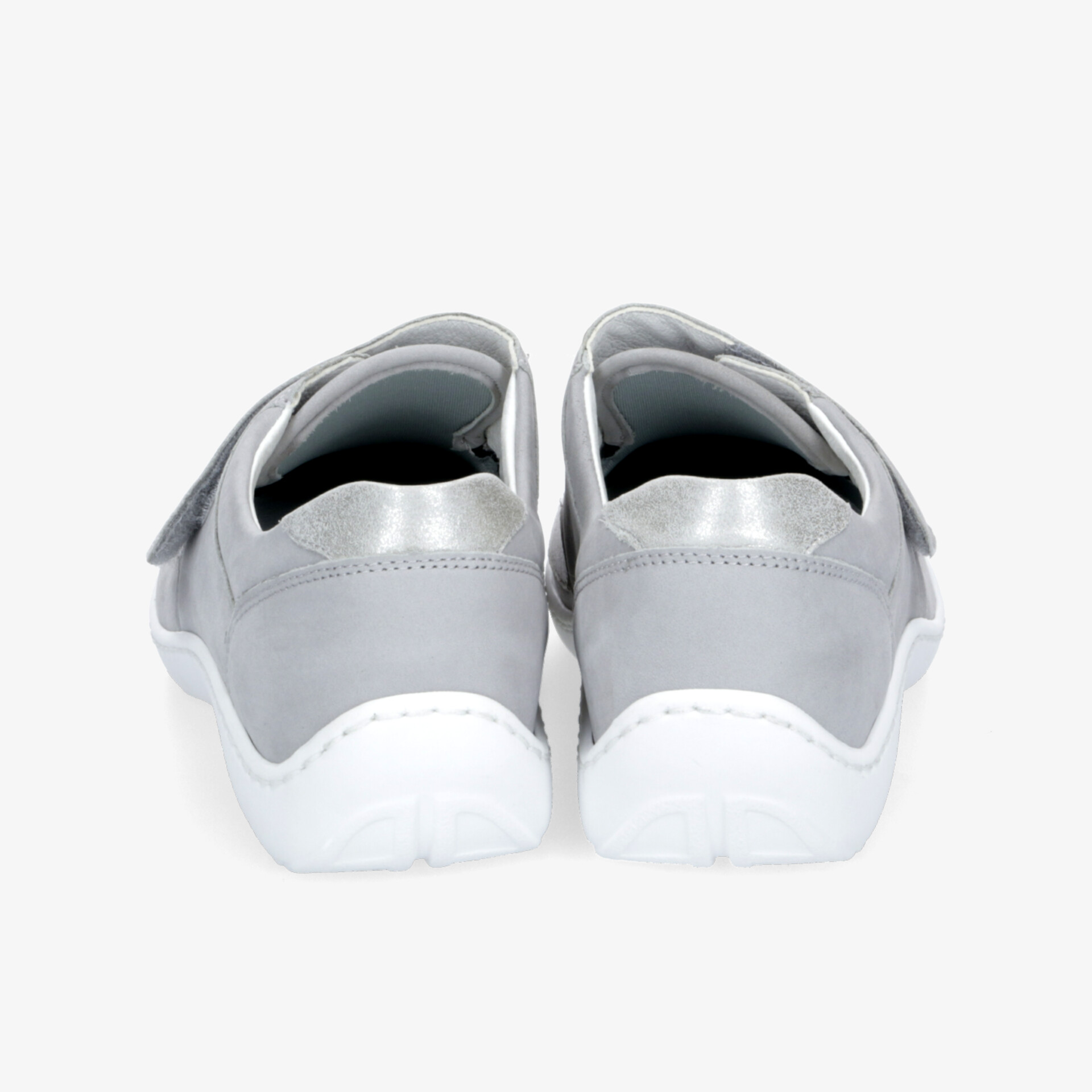 Graue Sneaker Rückansicht mit komfortabler Passform und flexibler, rutschfester Sohle