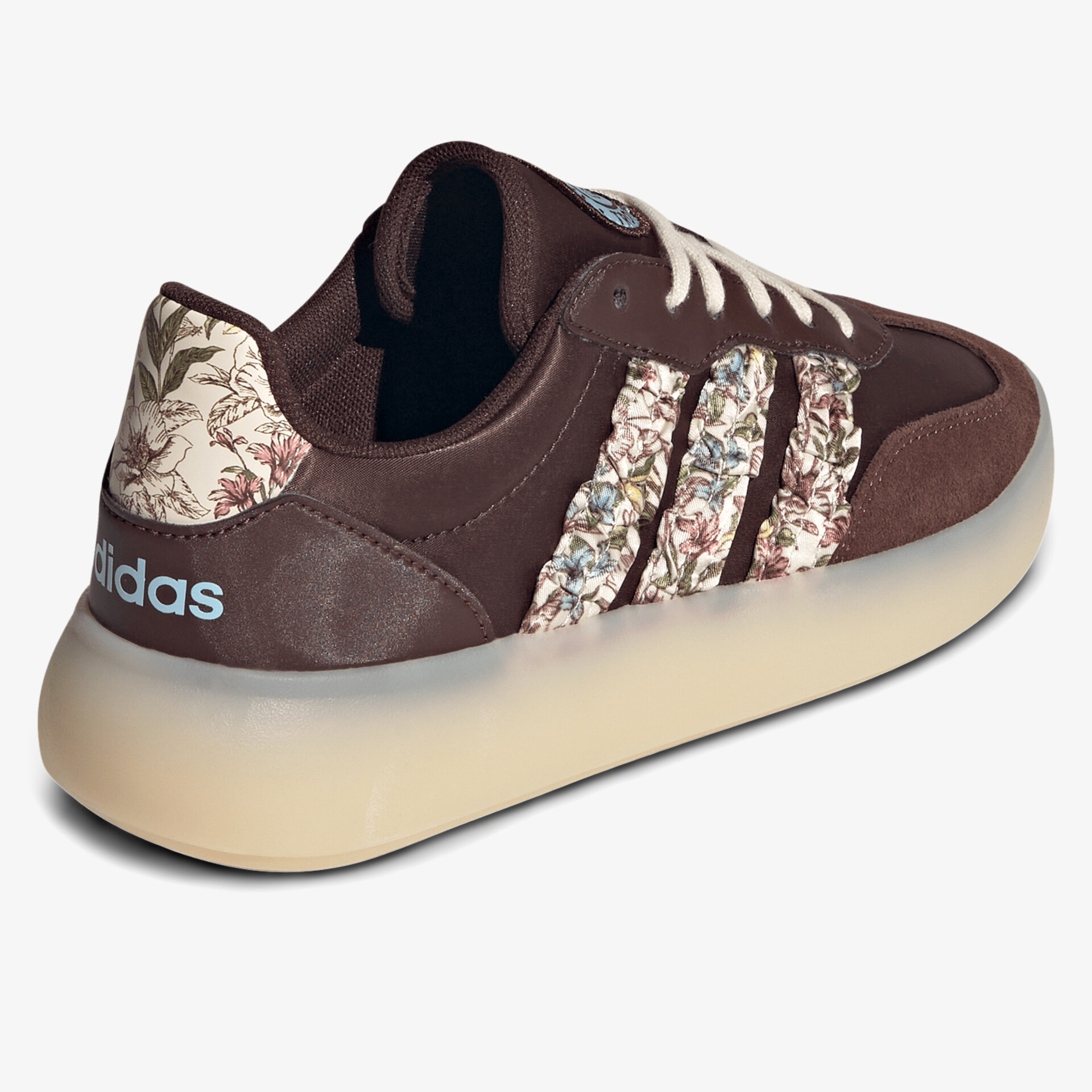 Komfortabler Sneaker mit floral geprägten Streifen, gepolsterter Einstieg und stabiler rutschfester Sohle