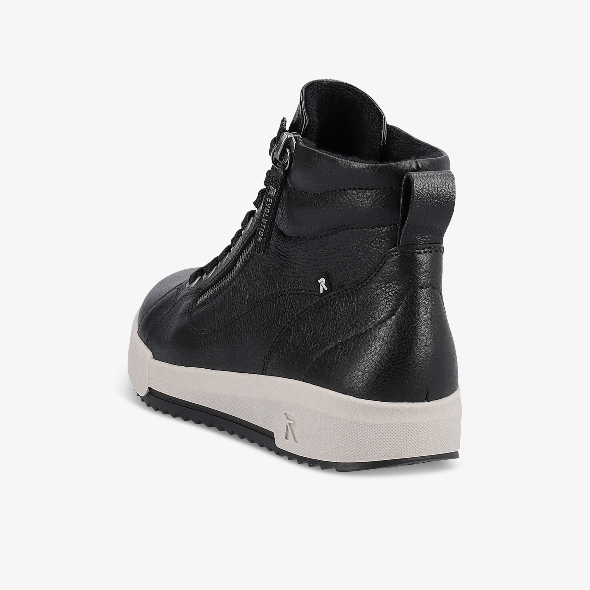 Schwarzer Sneaker in moderner Optik mit robuster Sohle und gepolstertem Schaft, schräg von hinten fotografiert