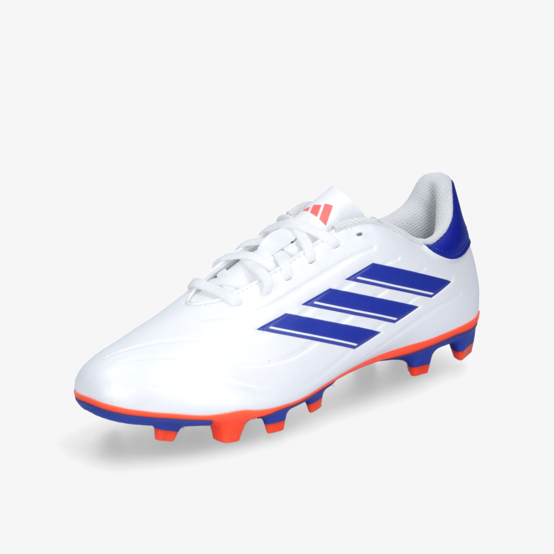 Weißer Fußballschuh mit blauen Streifen und roten Nocken für optimale Performance auf dem Spielfeld.