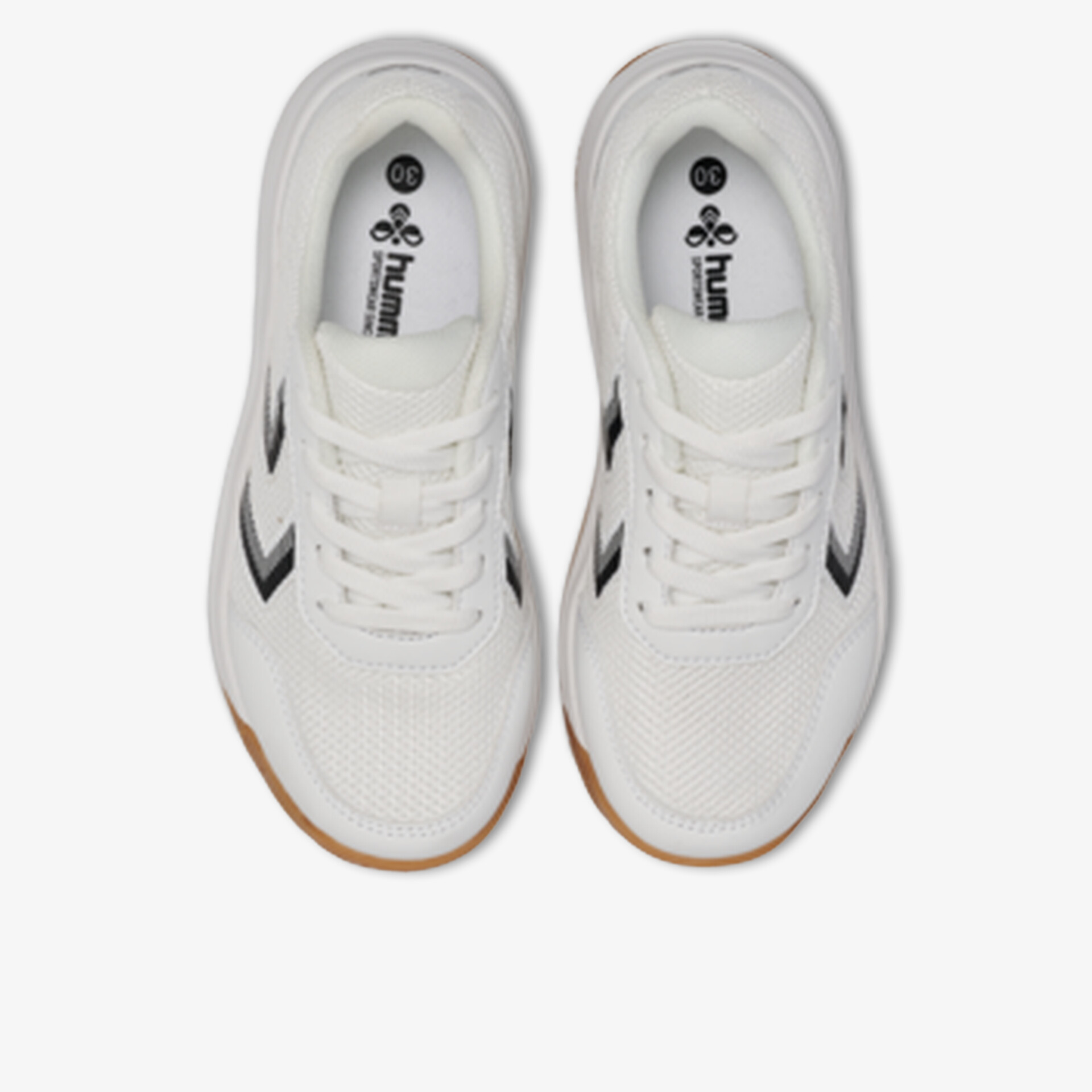 Weiße Sportschuhe mit Schnürsenkeln, bequeme Passform und klarer Ansicht von oben