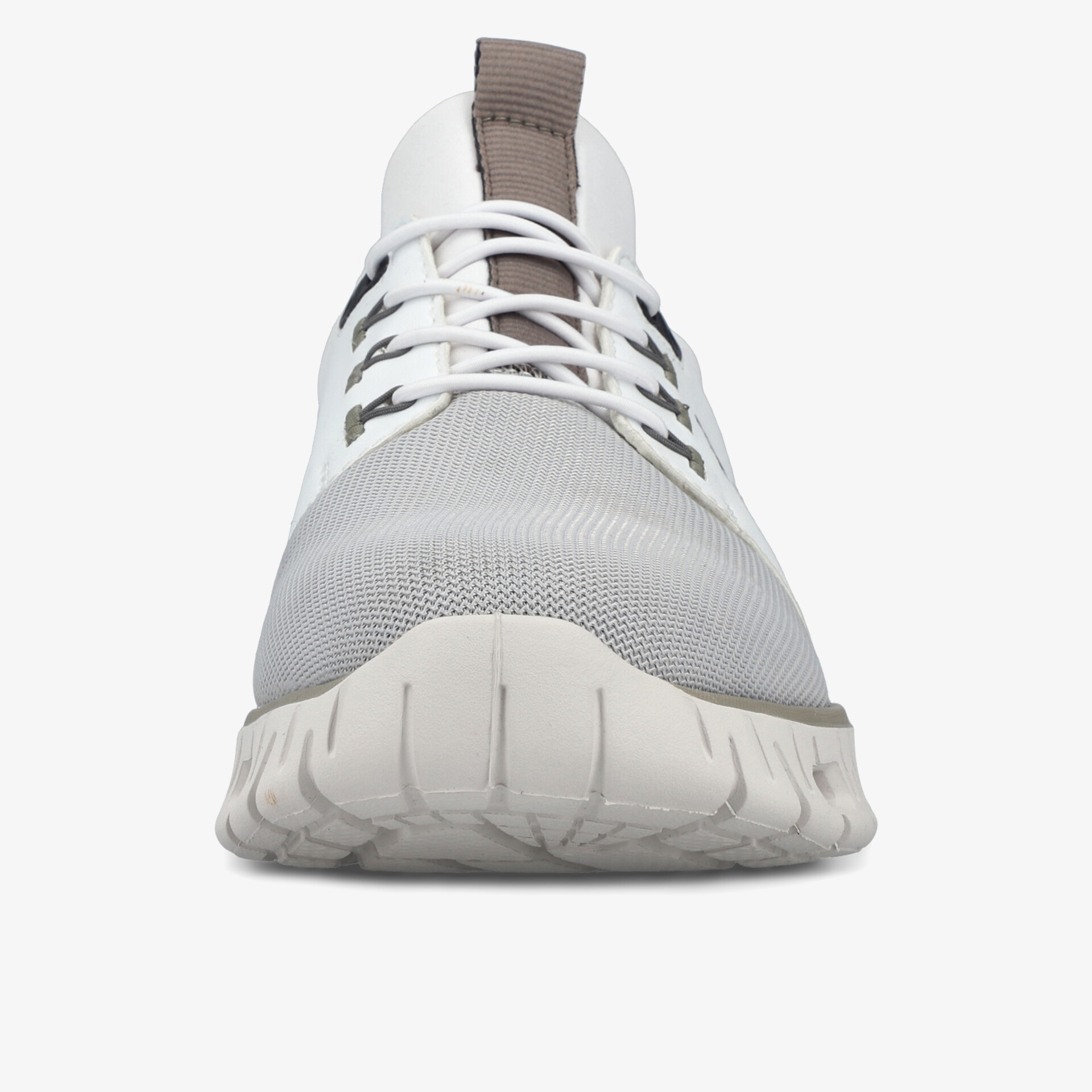 leichter Sportschuh mit atmungsaktivem Material und flexibler Sohle in moderner, sportlicher Frontansicht