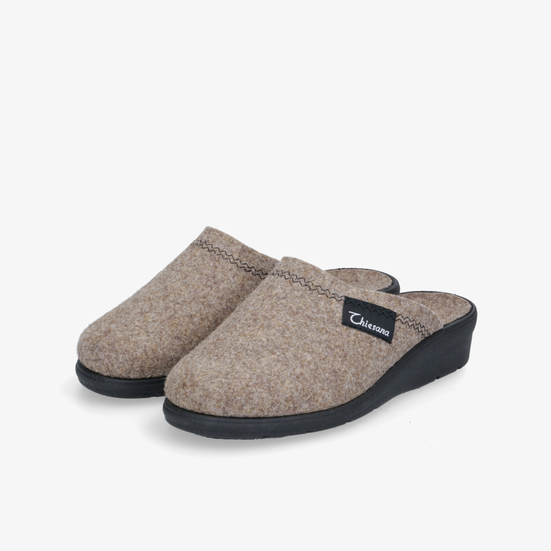 Bequeme Wollhausschuhe mit ergonomischer Passform und weicher Sohle für maximalen Komfort.