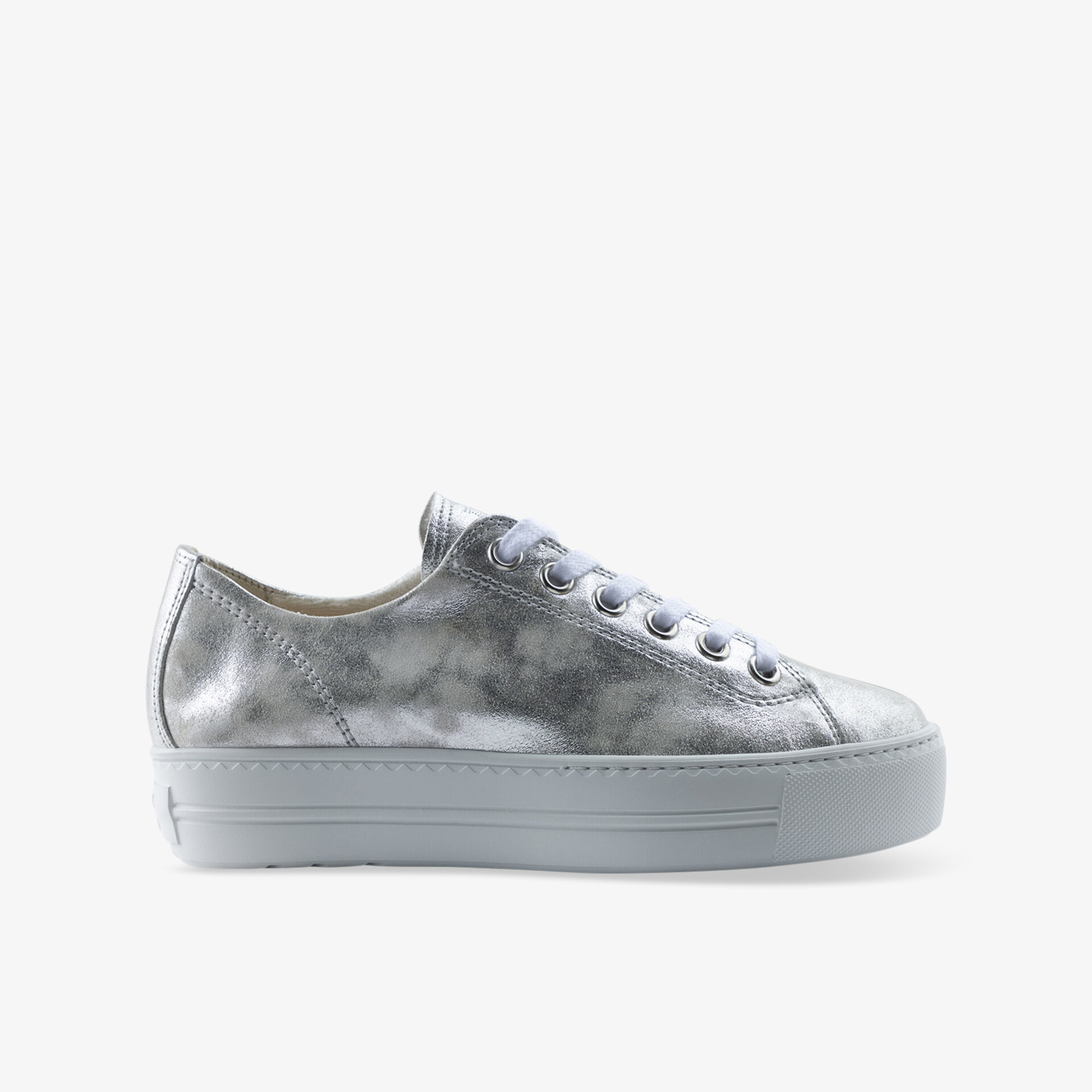 Silberner Sneaker mit glatter Oberfläche und bequemem Schnitt, ideal für einen modischen Freizeitlook.