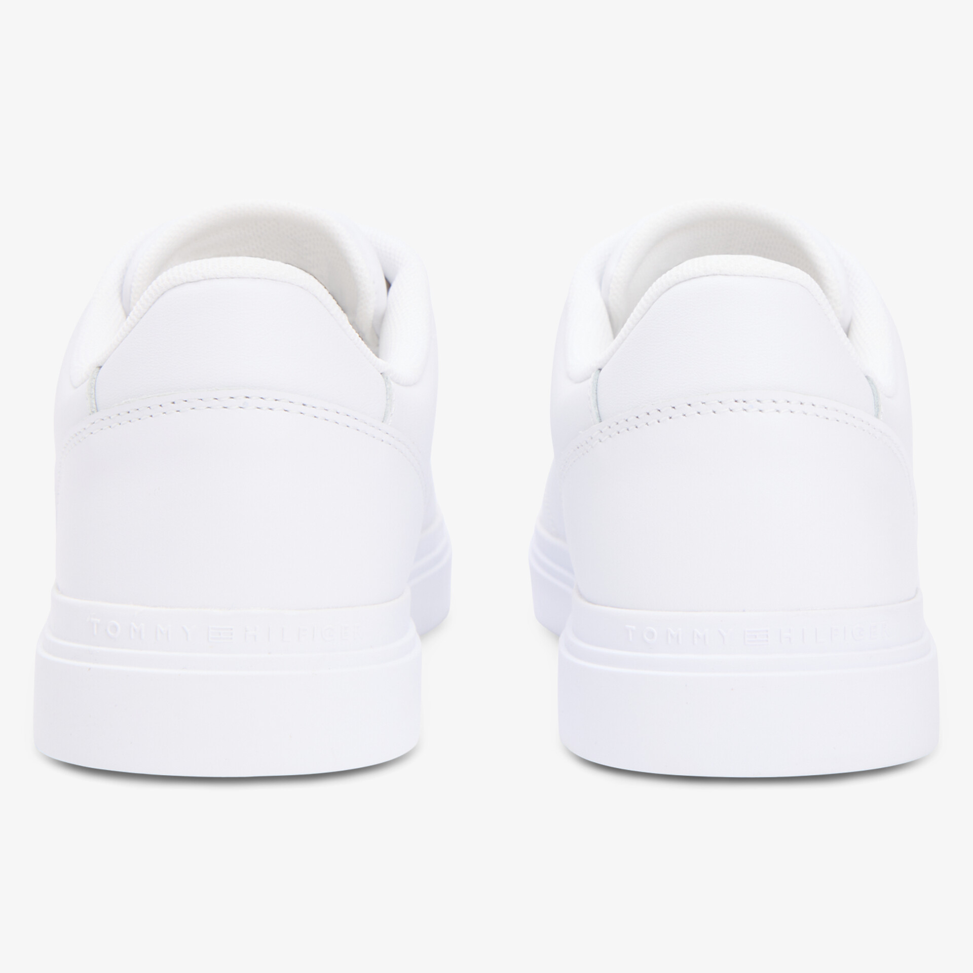 Elegante weiße Sneakers mit hochwertiger Verarbeitung und rutschfester Sohle.