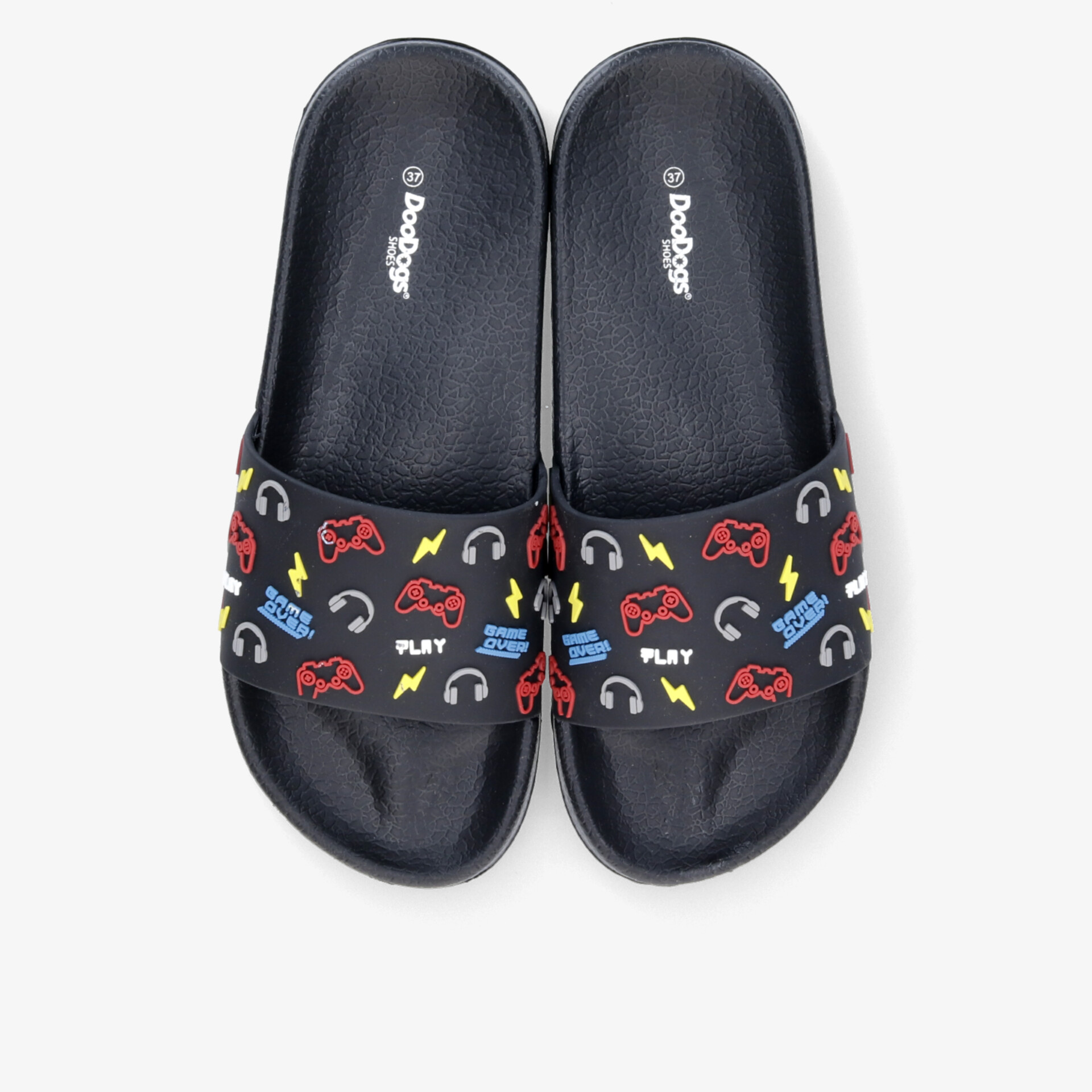 Bequeme schwarze Slides mit bunten Spieler-Motiven und rutschfester Sohle für entspannten Tragekomfort