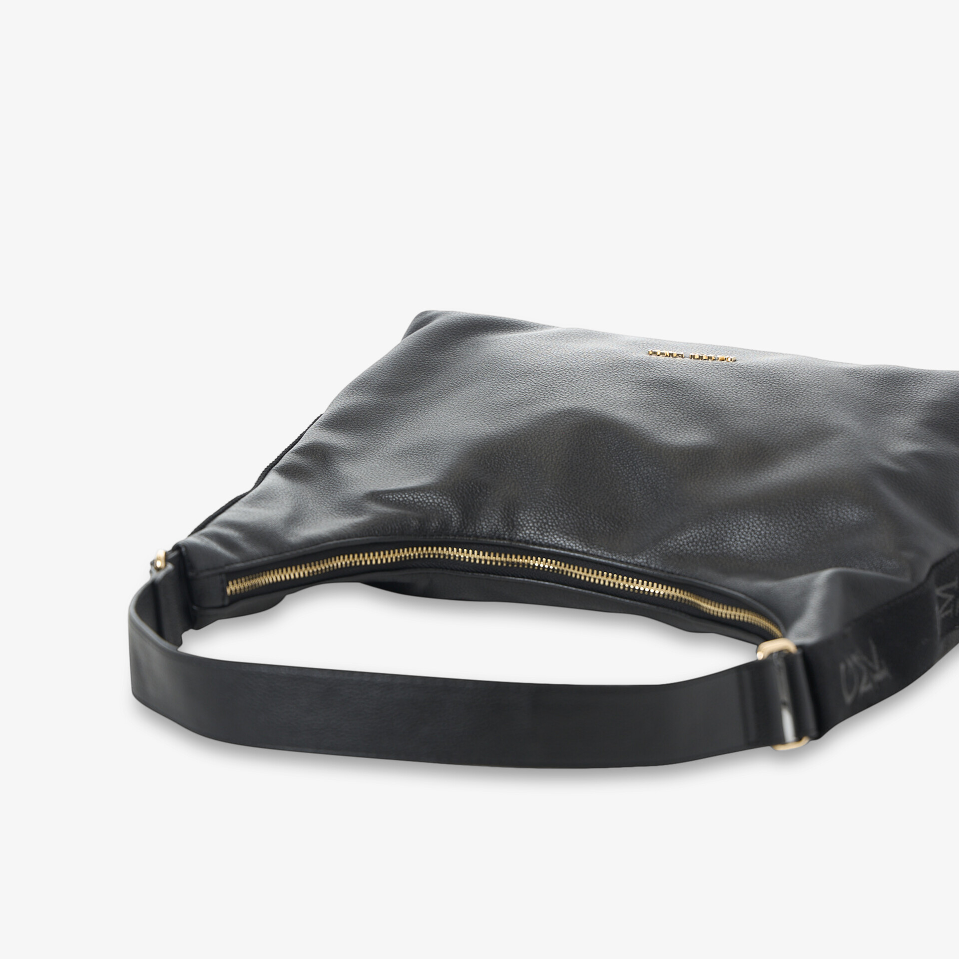 Schwarze elegante Handtasche aus weichem Leder mit goldfarbenem Reißverschluss und verstellbarem Schulterriemen