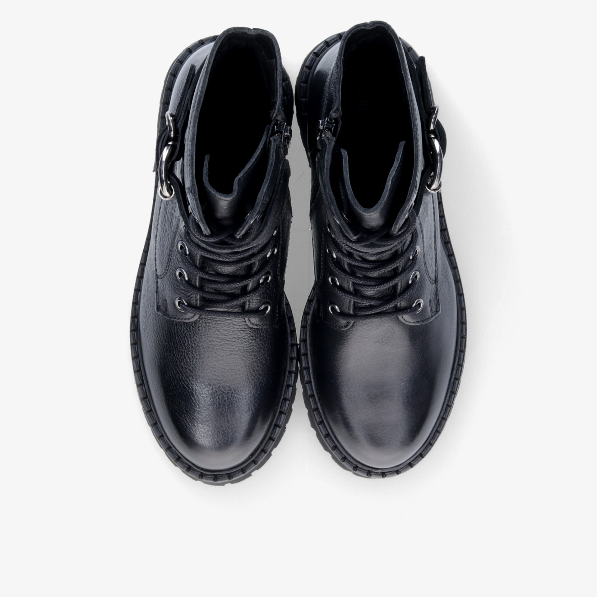 Schwarze Schnürstiefel aus Lederoptik mit robustem Design und stilvollem Look für vielseitige Anlässe.