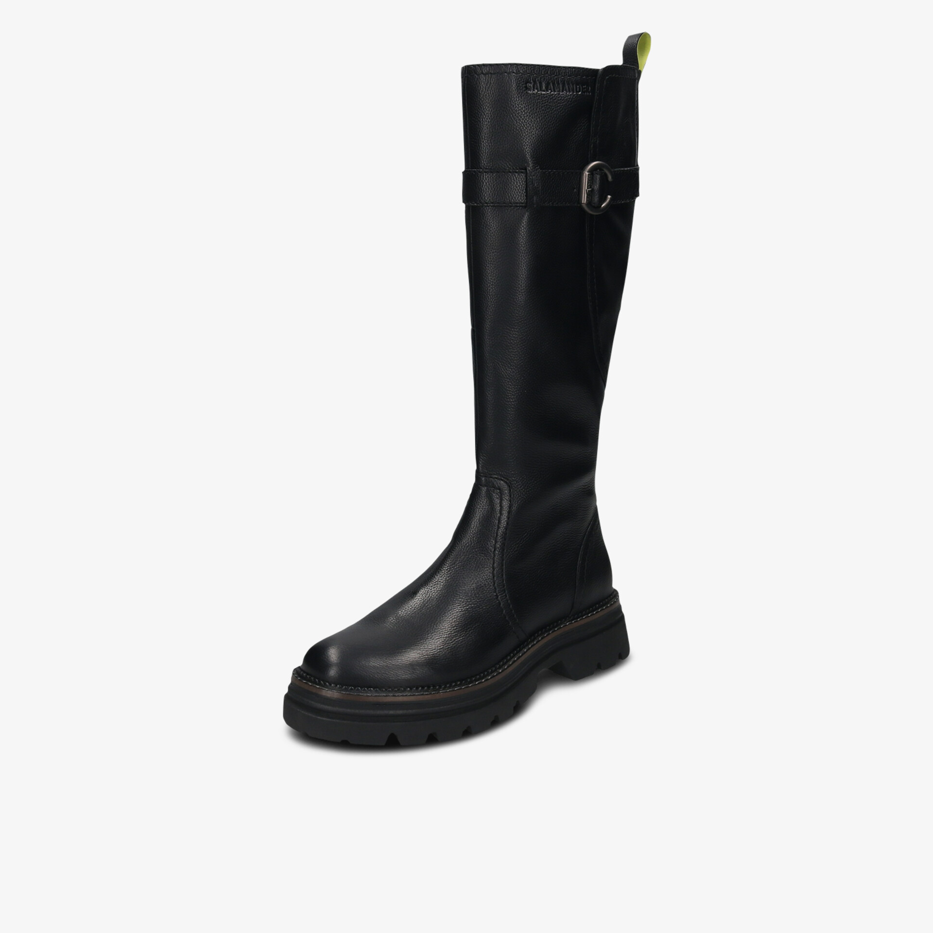 Schwarzer Stiefel aus hochwertigem Leder mit robuster Profilsohle und modischem Schnallenriemen frontal sichtbar