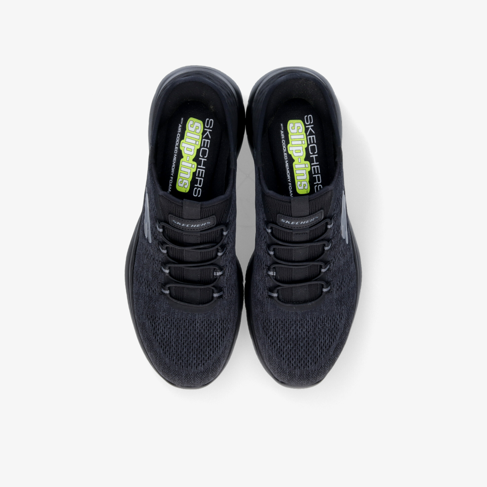 Leichter, atmungsaktiver Sportschuh in schwarzer Farbe mit flexibler Schnürung aus der Draufsicht