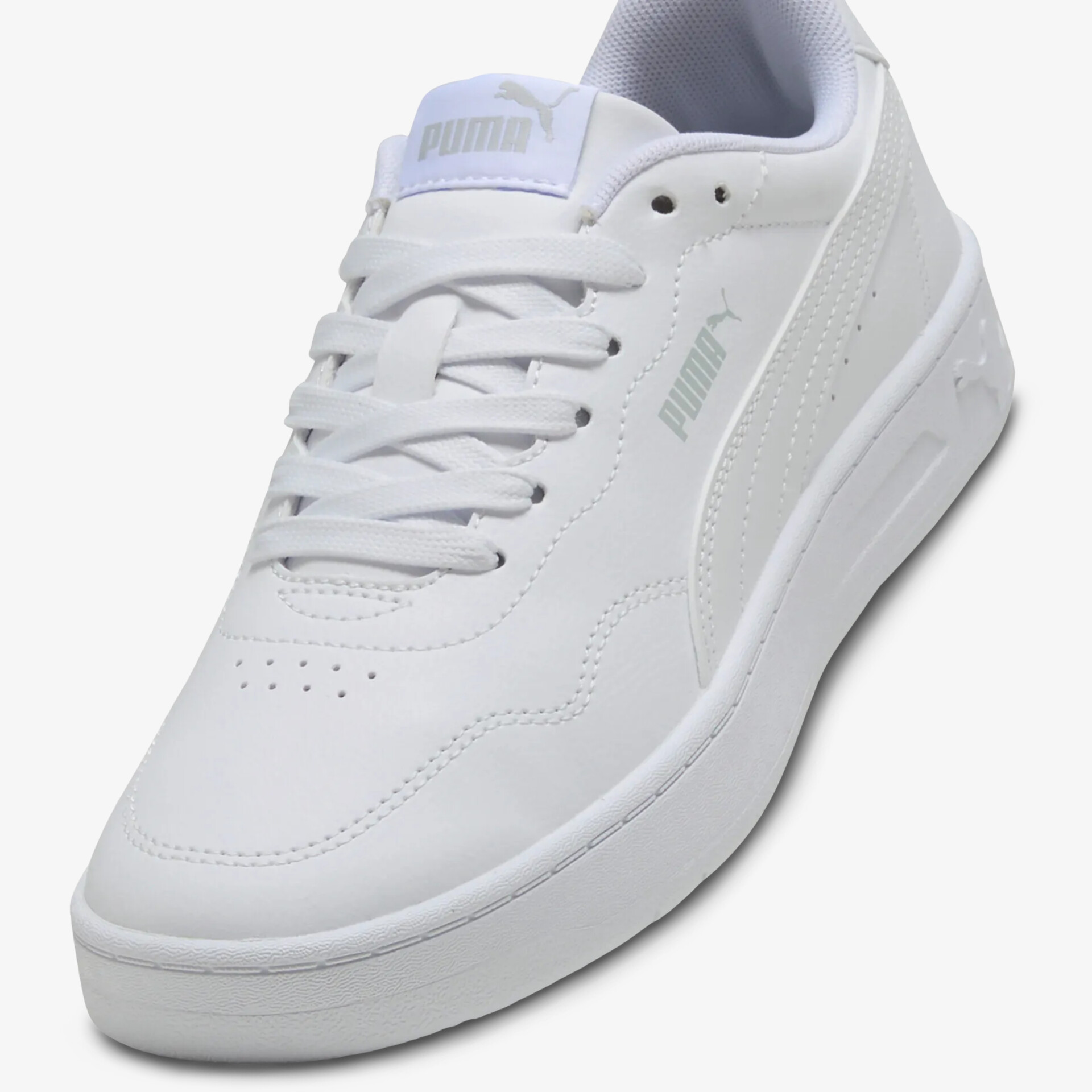 Weißer Sneaker mit glattem Obermaterial und bequemer Schnürung für sportlichen und stylischen Look