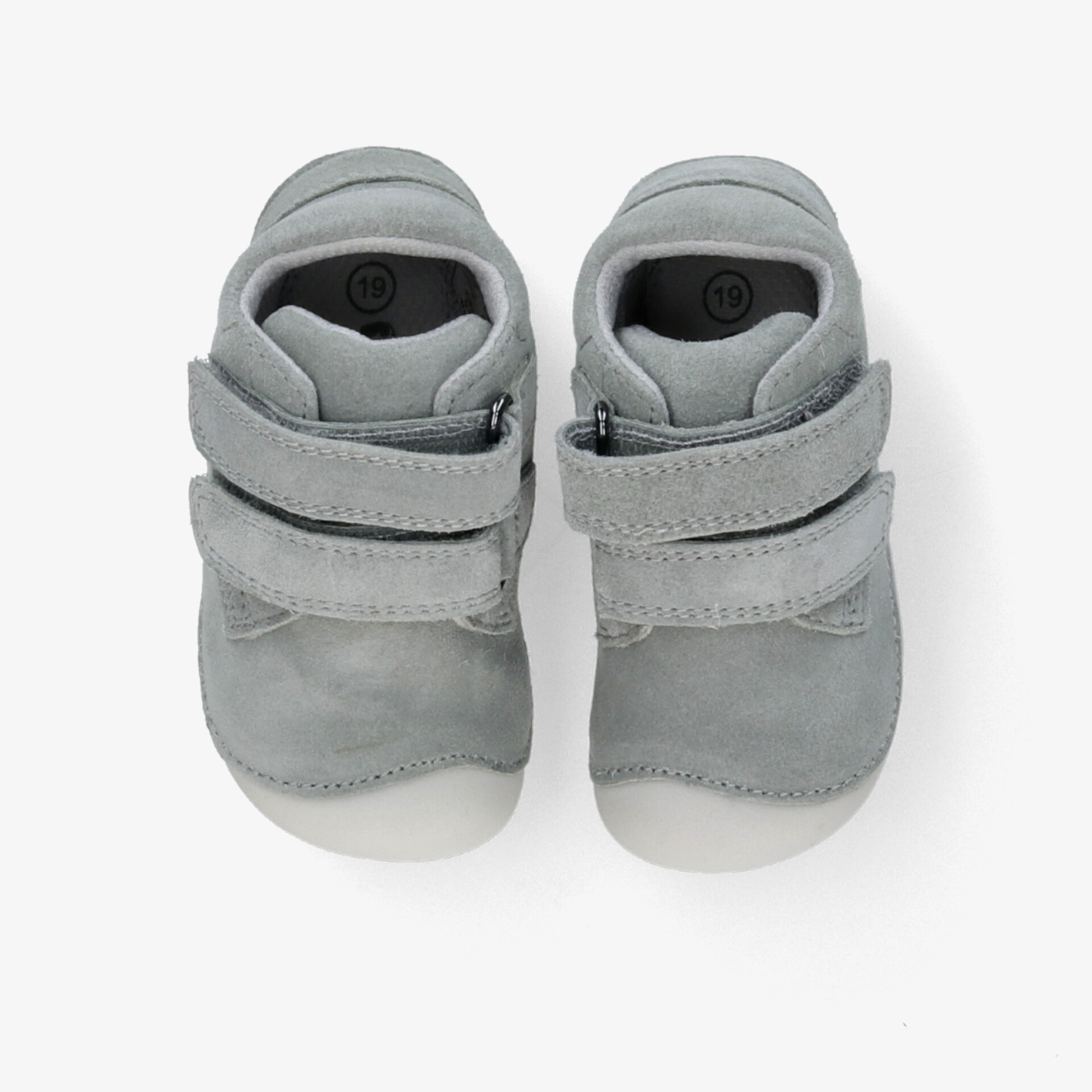 Bequeme graue Hausschuhe mit Klettverschluss und rutschfester Sohle, gepolstert und robust für optimalen Tragekomfort