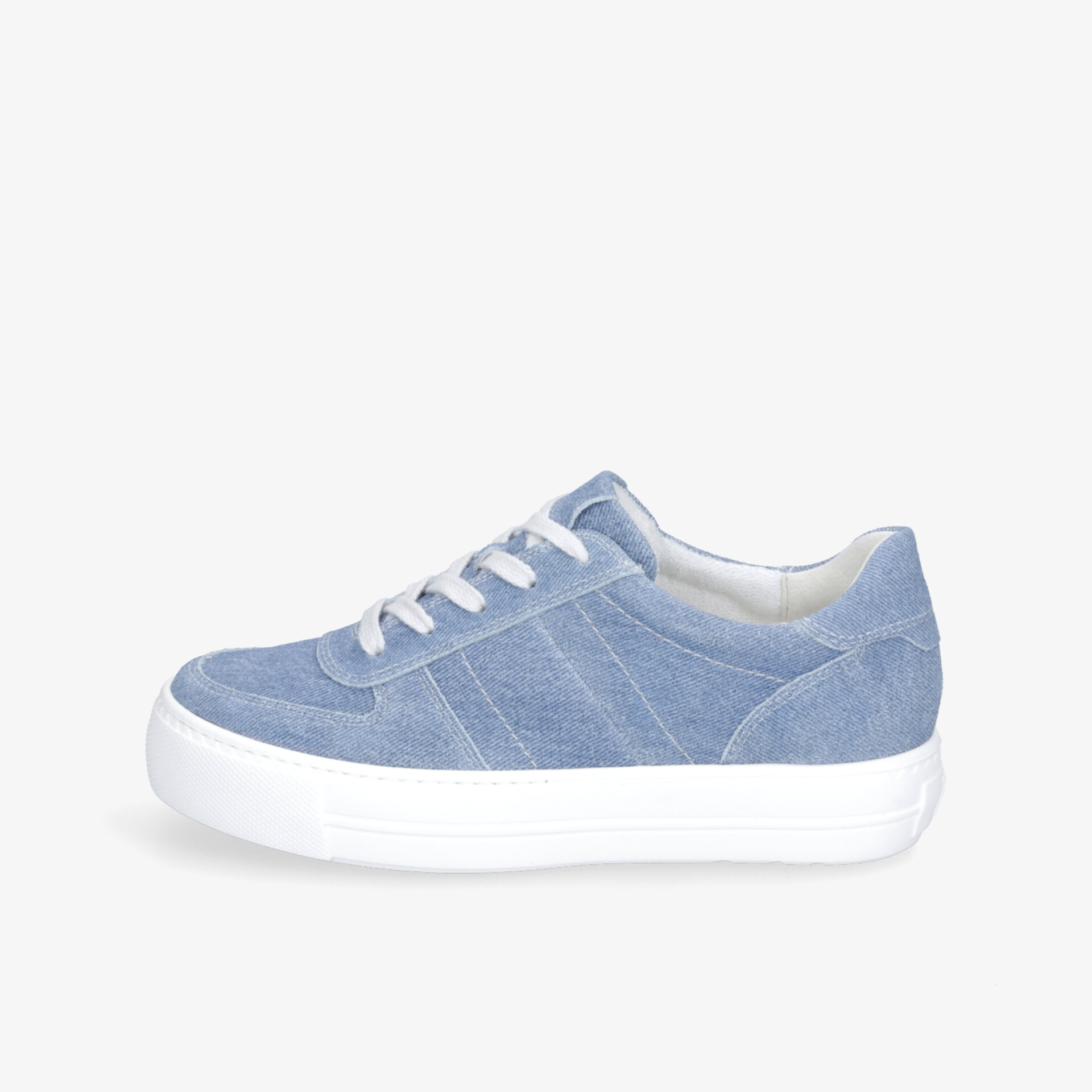 Moderner blauer Sneaker mit robuster weißer Sohle, ideal für lässige Outfits und maximalen Tragekomfort.
