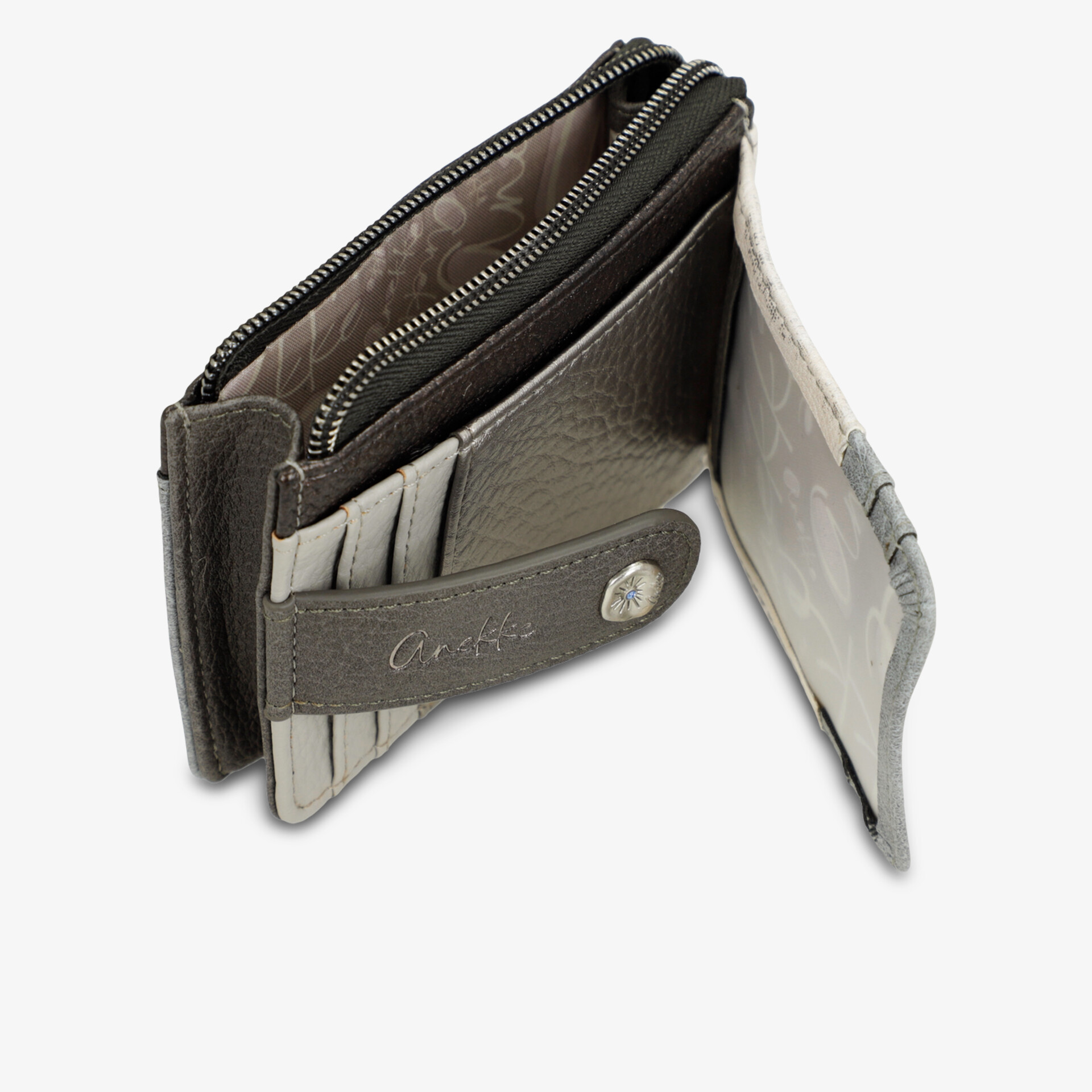 Kompakte Geldbörse mit mehreren Fächern, Reißverschluss und Kartenfächern, offen gezeigt